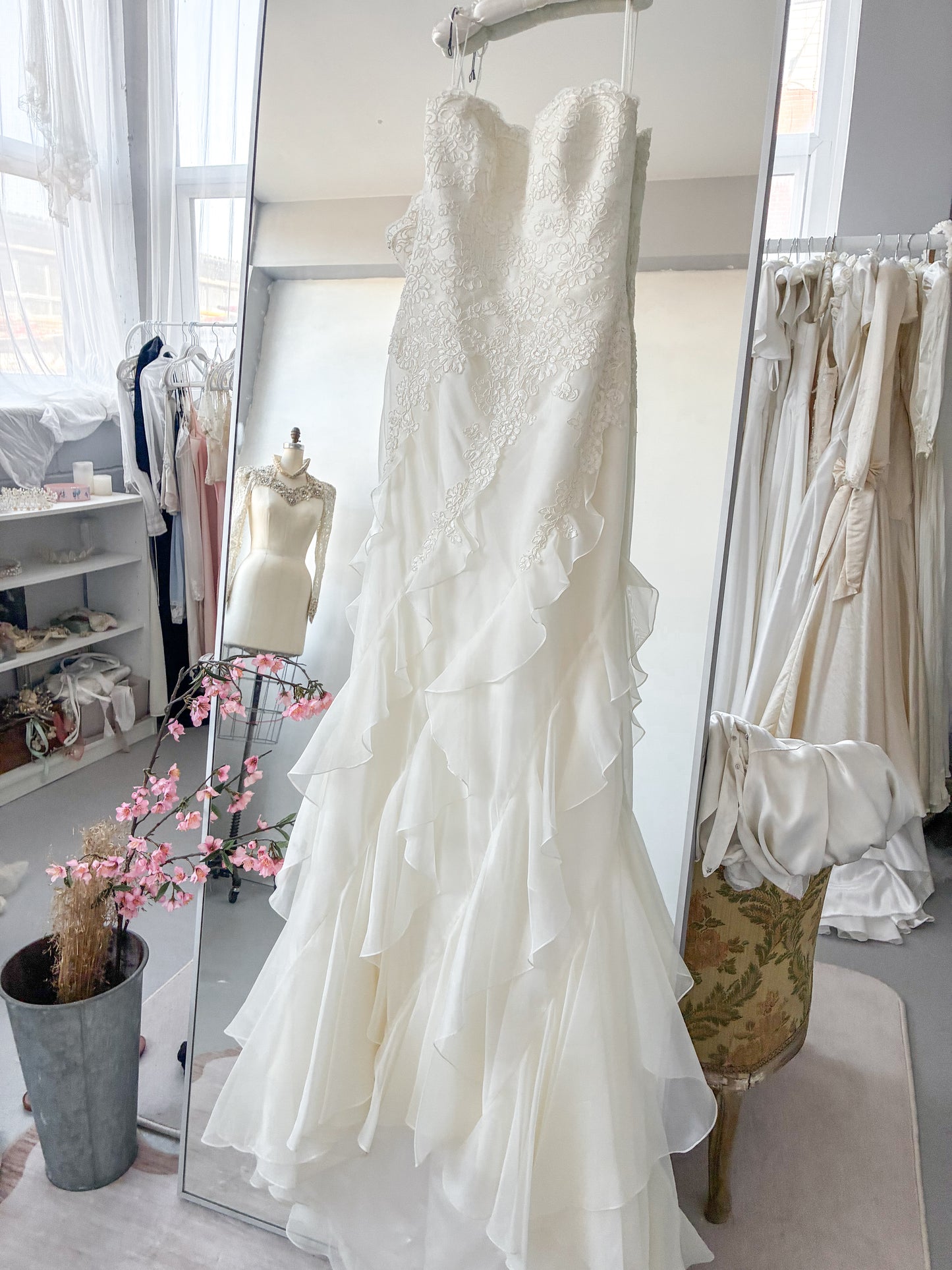1990s Strapless Ivory Wedding Gown With Silk Lace Bodice & Ruffled Organza Skirt S M