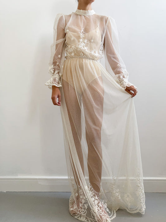 Vintage Sheer Net Wedding Dress with Flower Embroidery