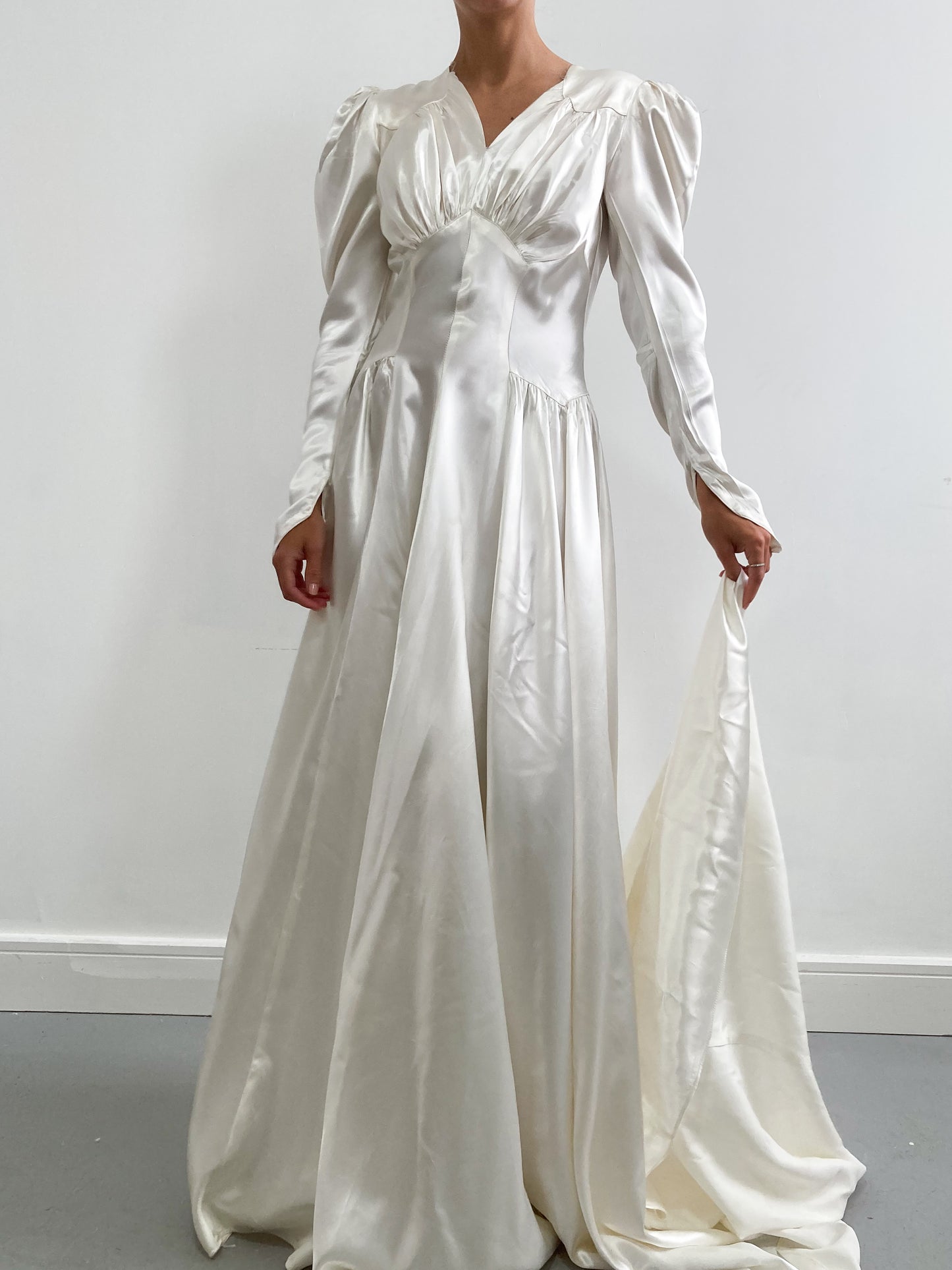 1940s Sweetheart Puff Sleeve Satin Wedding Gown with Train