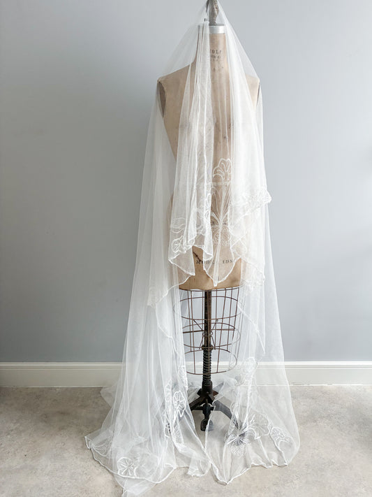 1940s Sheer Net Cathedral Veil With Calla Lily Motif
