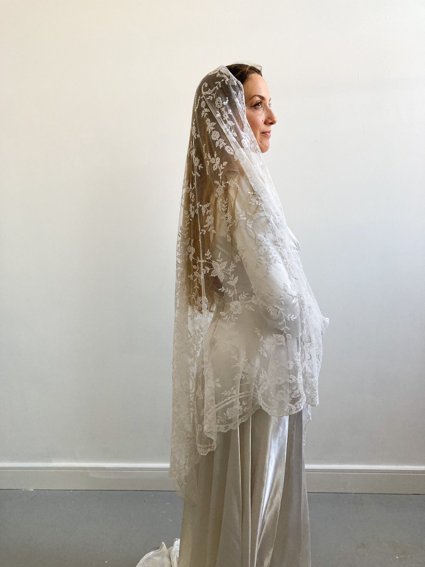 Antique Traingular Lace Veil with Flowerhead Embroidery & Scalloped Edging