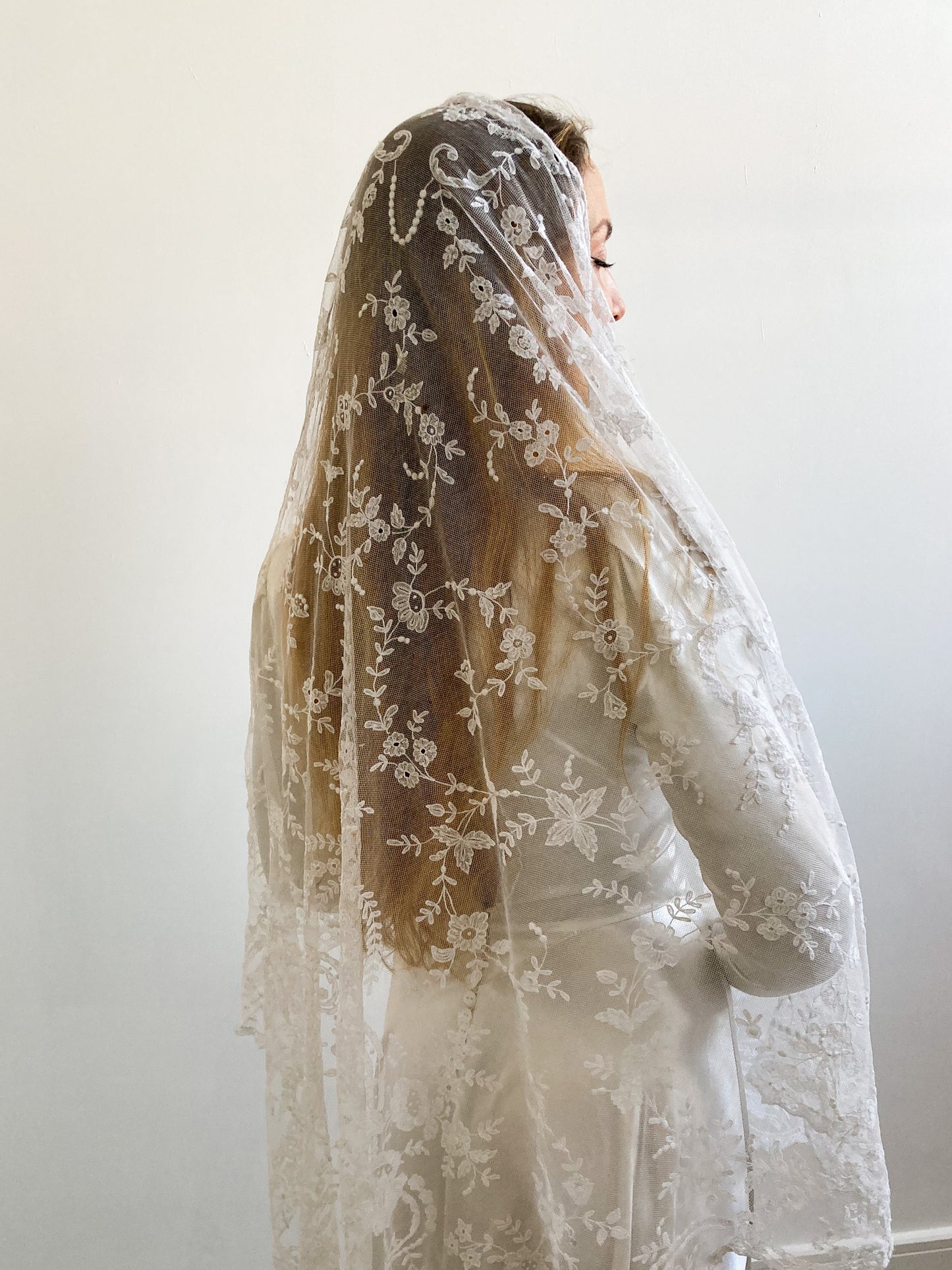 Antique Traingular Lace Veil with Flowerhead Embroidery & Scalloped Edging