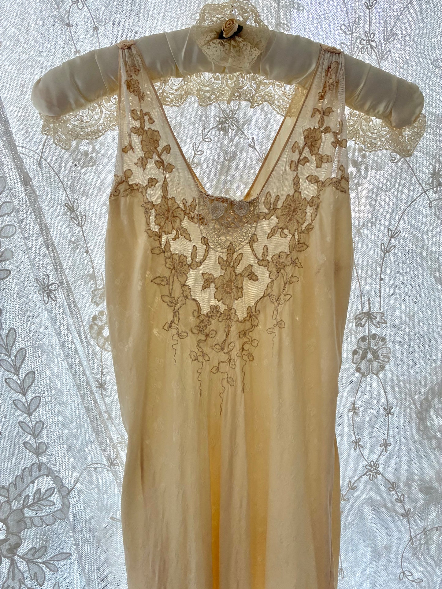 1930s Cream Silk Slip Gown With Intricate Floral Lace M L