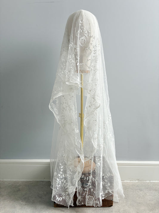 Antique Fingertip Veil In Spotted Floral Tambour Lace