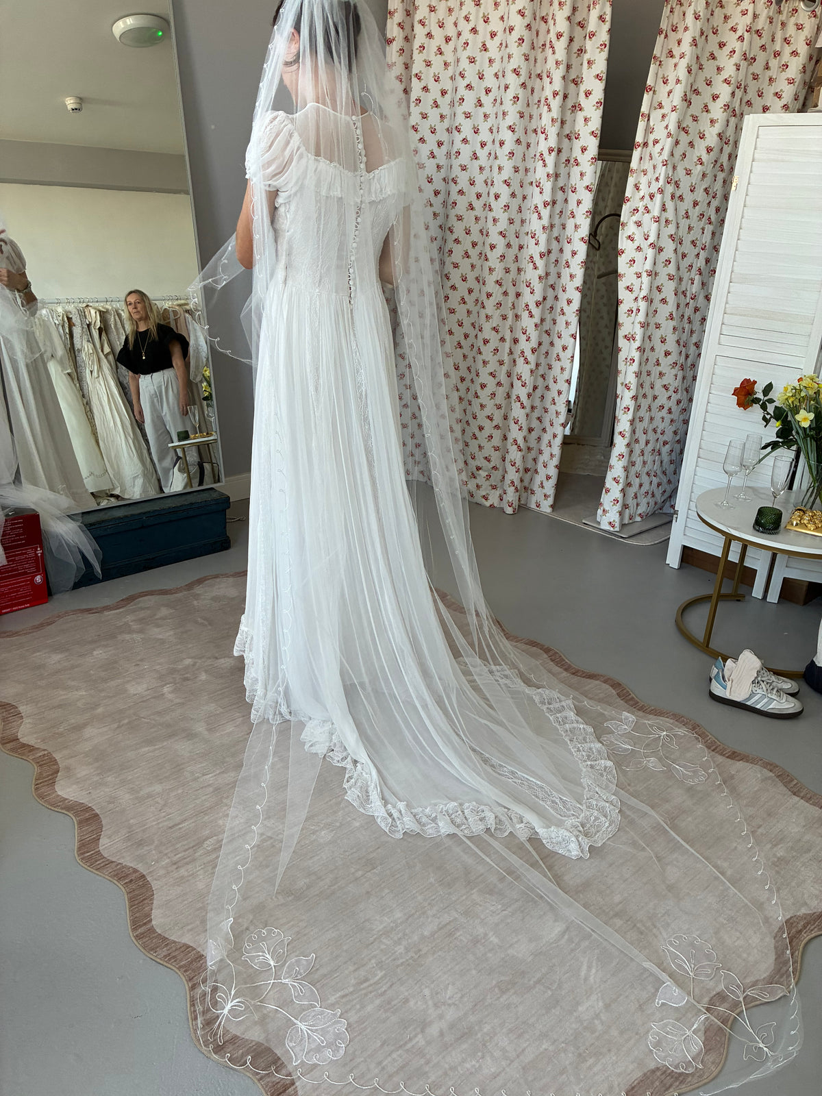 1950s Sheer Veil With Flower Detail