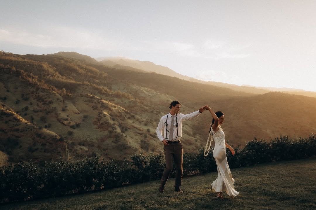 How a 1930s Wedding Dress Captured the Spirit of Old Hollywood in a Romantic Hawai'i Ceremony