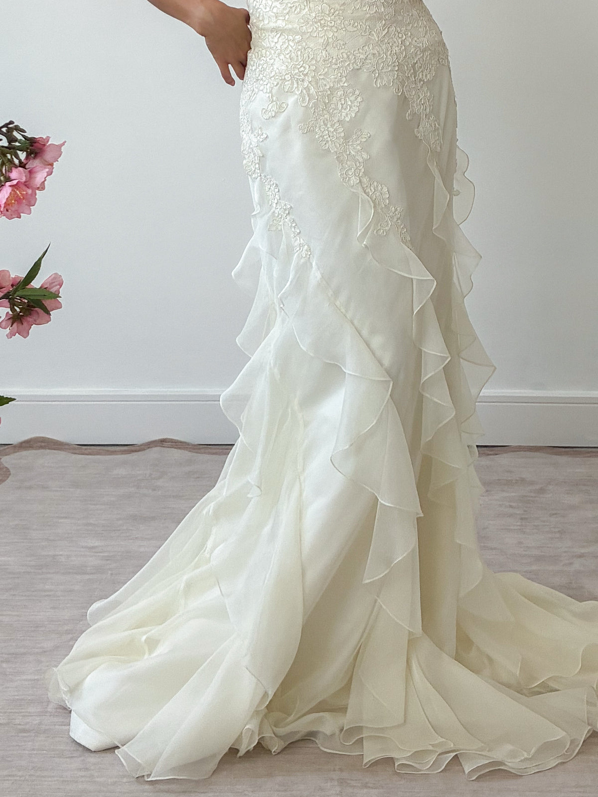 1990s Strapless Ivory Wedding Gown With Silk Lace Bodice & Ruffled Organza Skirt M