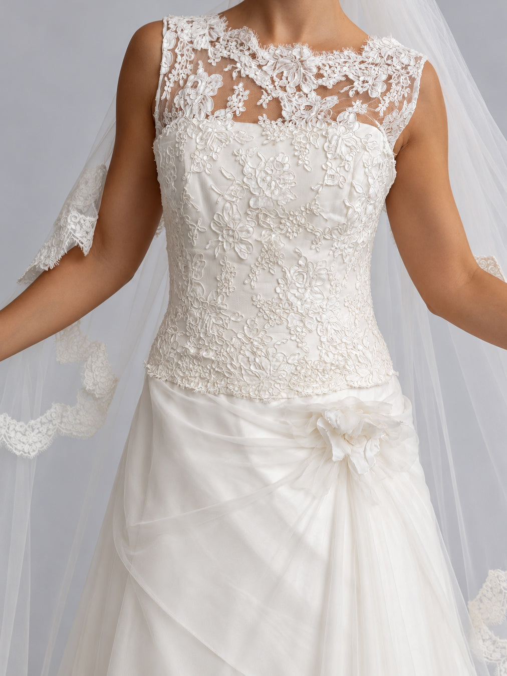 Vintage Designer Ritva Westenius Silk & Lace Wedding Dress With Two-Tier Veil S M