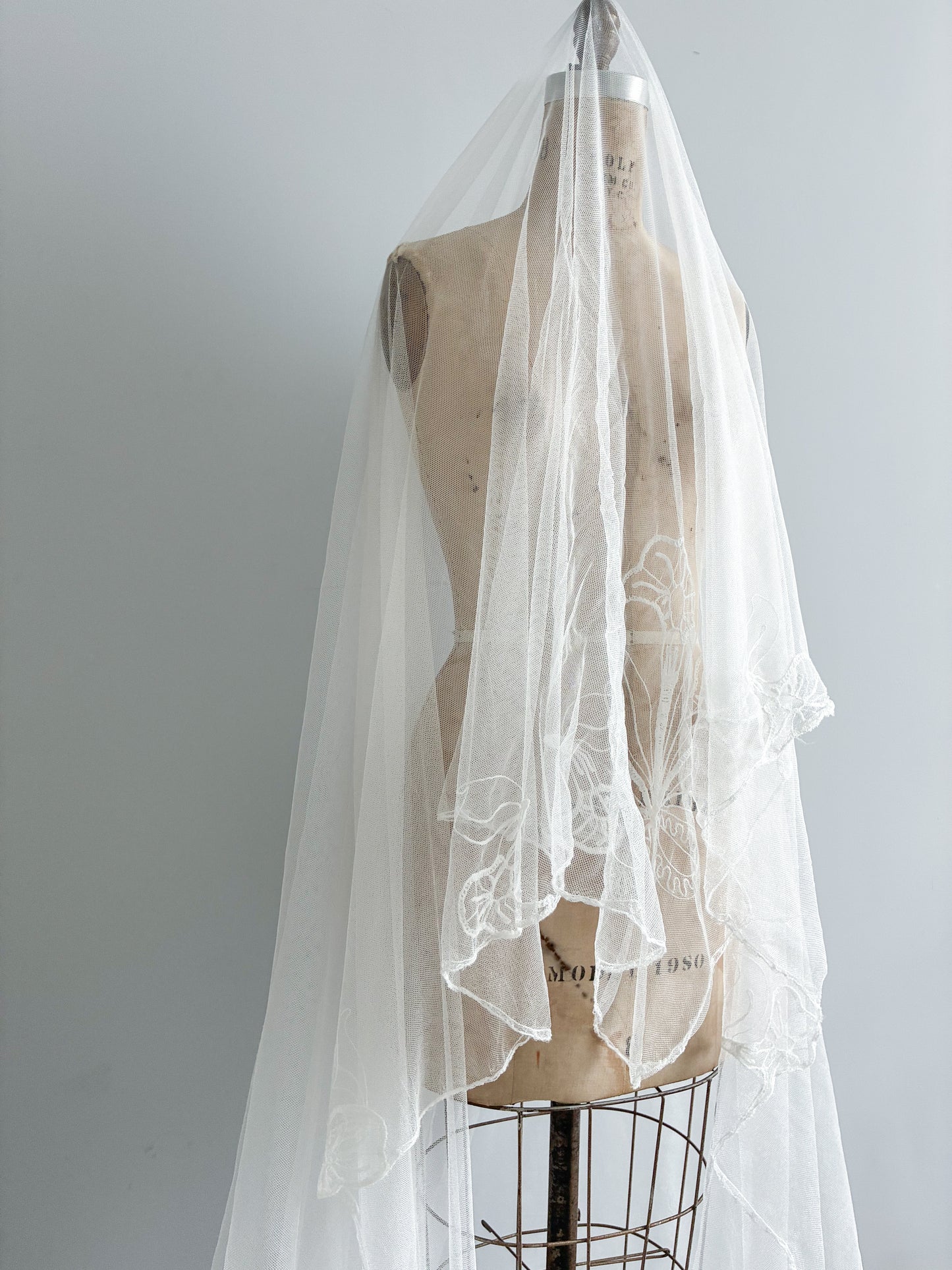 1940s Sheer Net Cathedral Veil With Calla Lily Motif