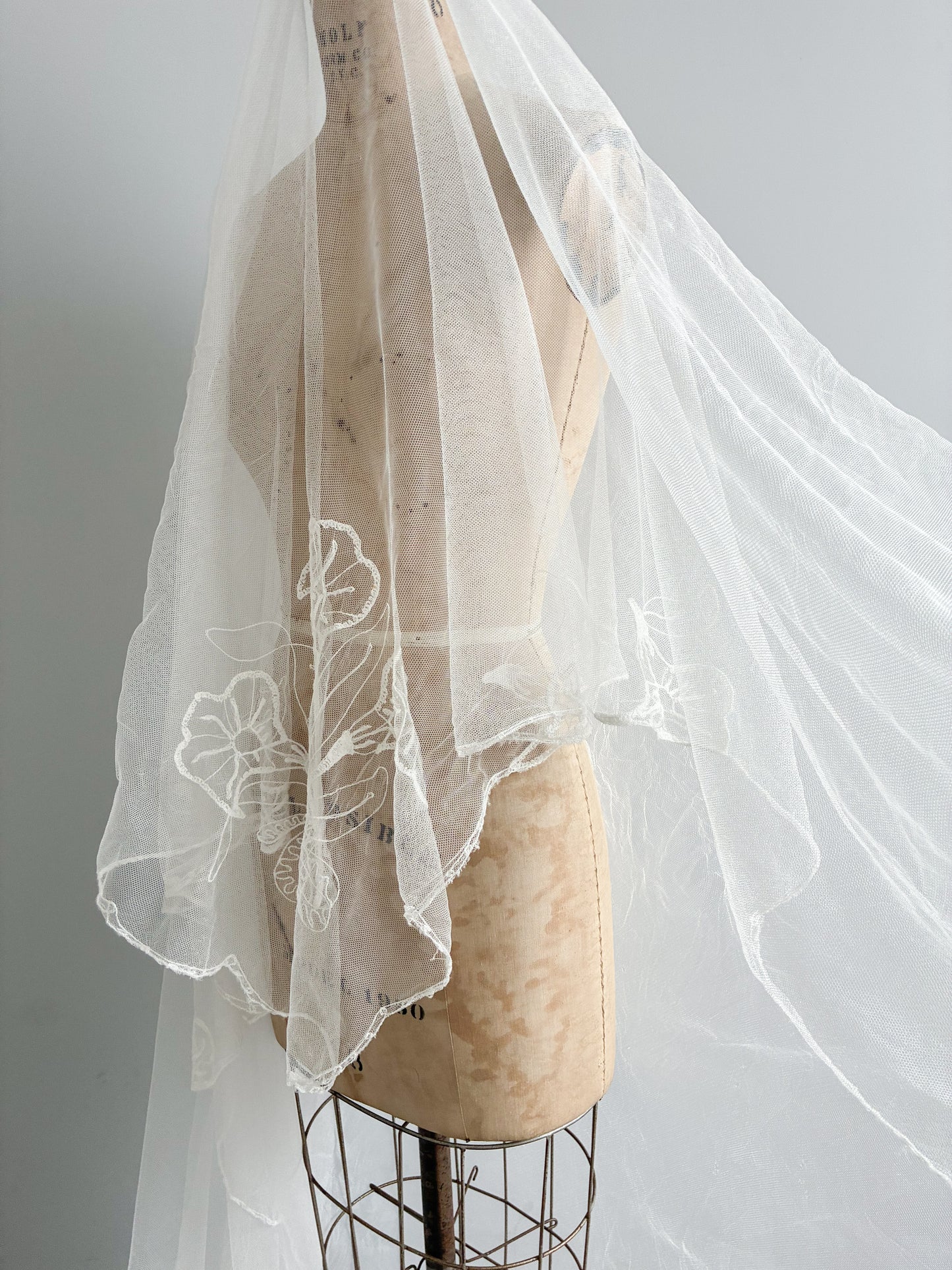 1940s Sheer Net Cathedral Veil With Calla Lily Motif
