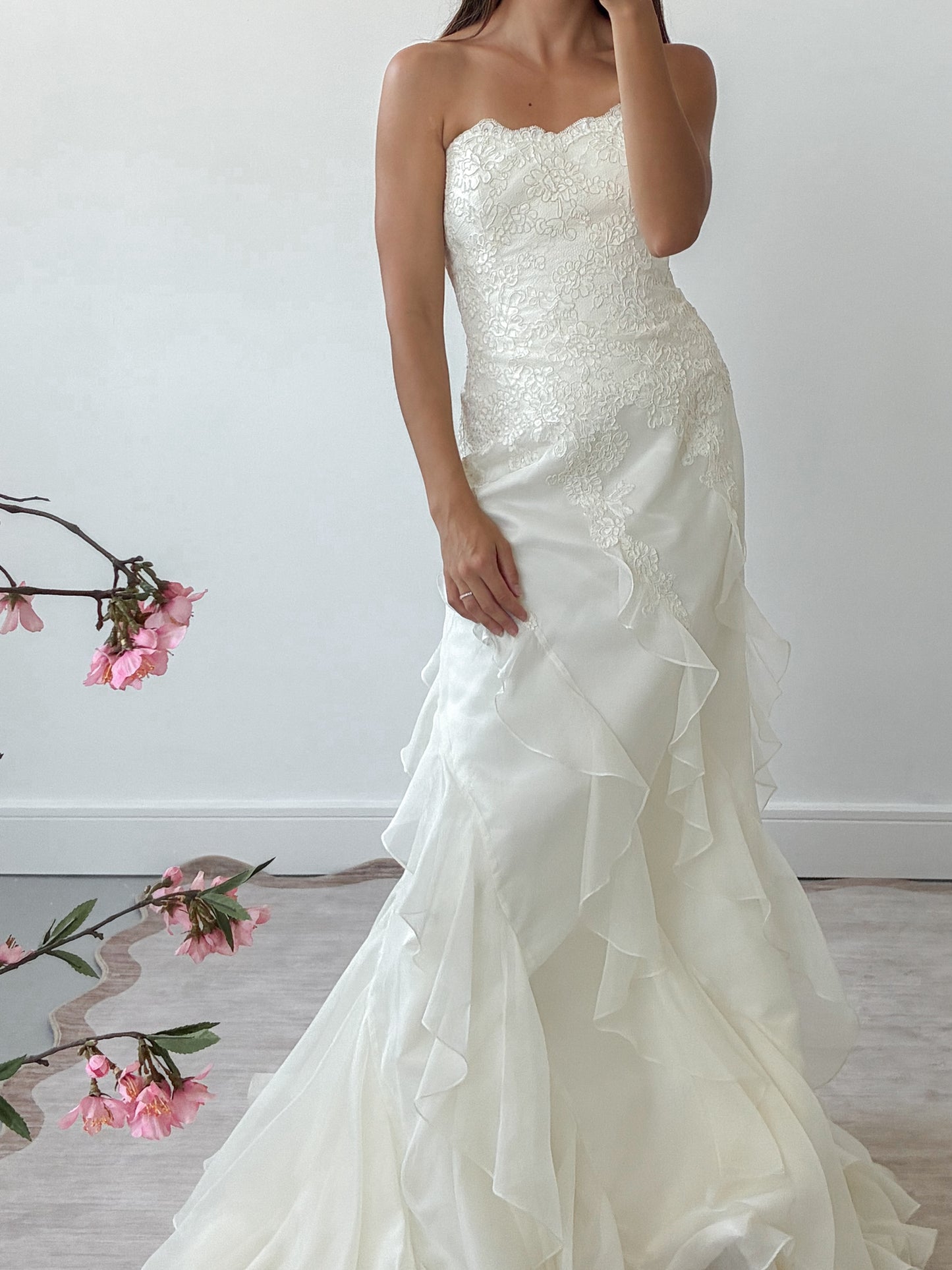1990s Strapless Ivory Wedding Gown With Silk Lace Bodice & Ruffled Organza Skirt S M