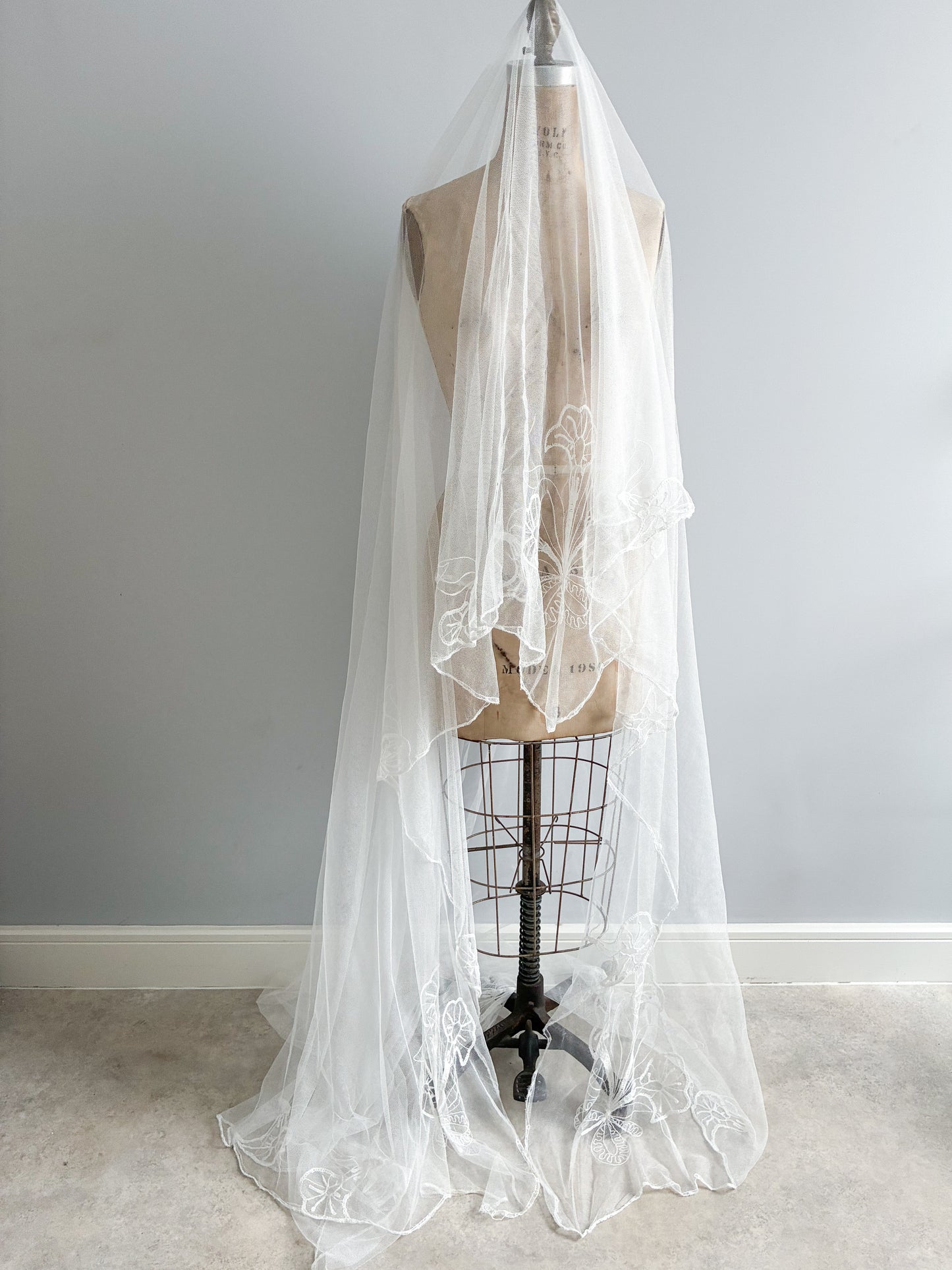 1940s Sheer Net Cathedral Veil With Calla Lily Motif