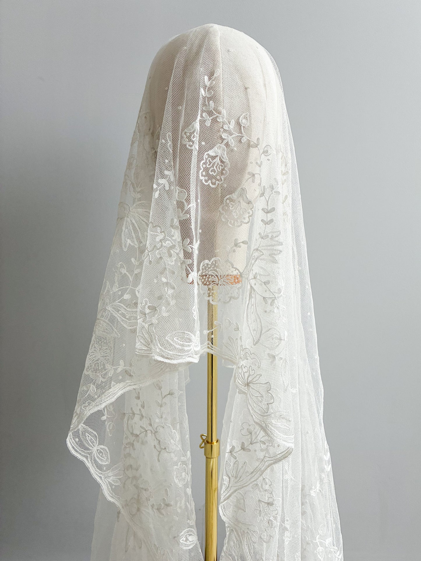 Antique Fingertip Veil In Spotted Floral Tambour Lace