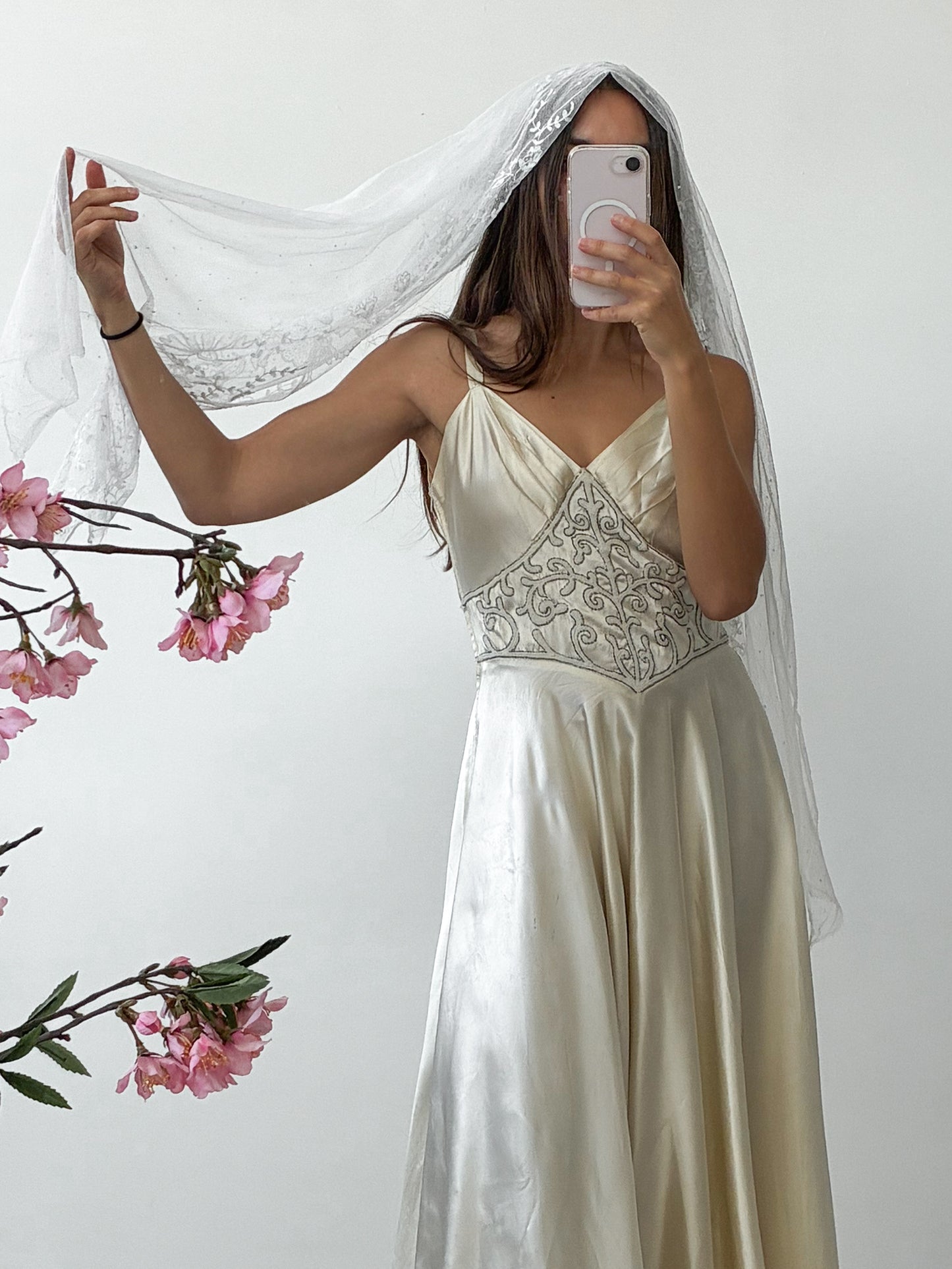 Antique Fingertip Veil In Spotted Floral Tambour Lace