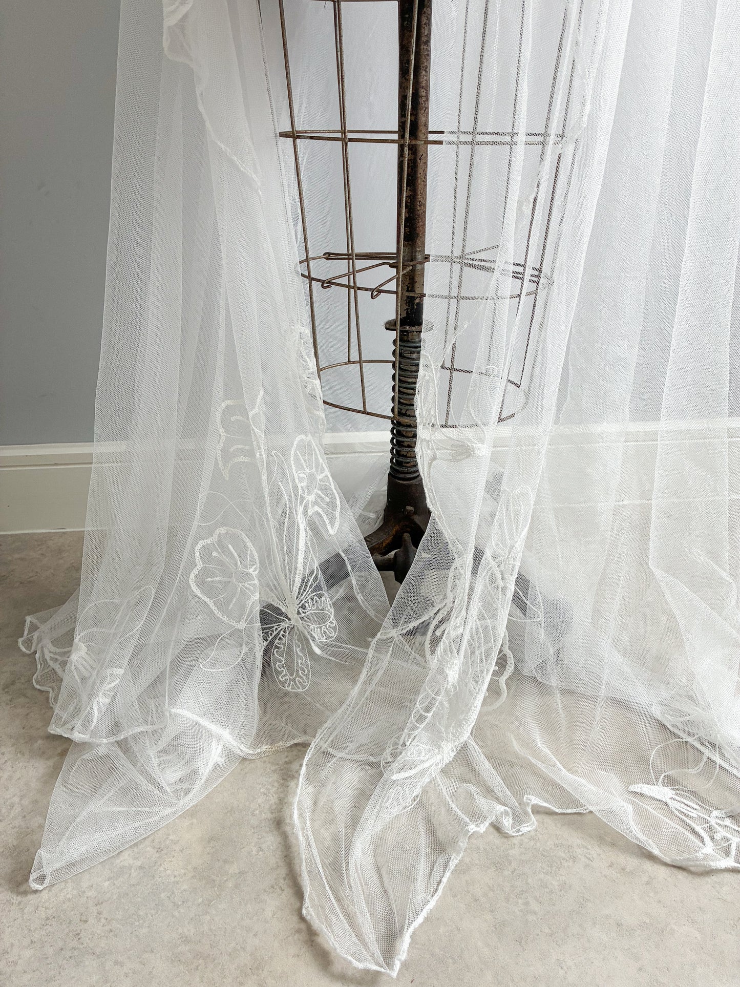 1940s Sheer Net Cathedral Veil With Calla Lily Motif