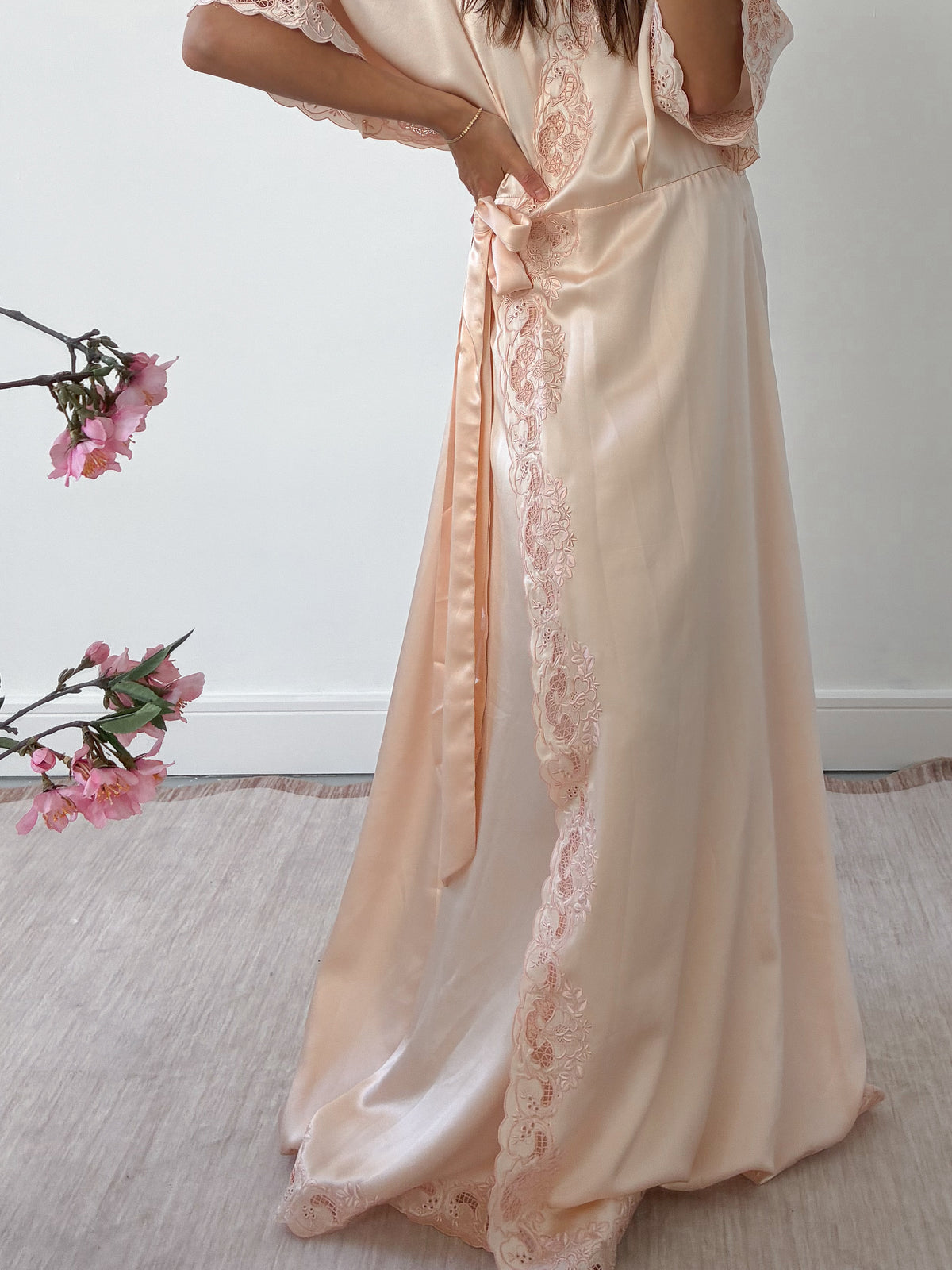 1970s Silk Peach Dressing Gown With Floral Embroidery M L