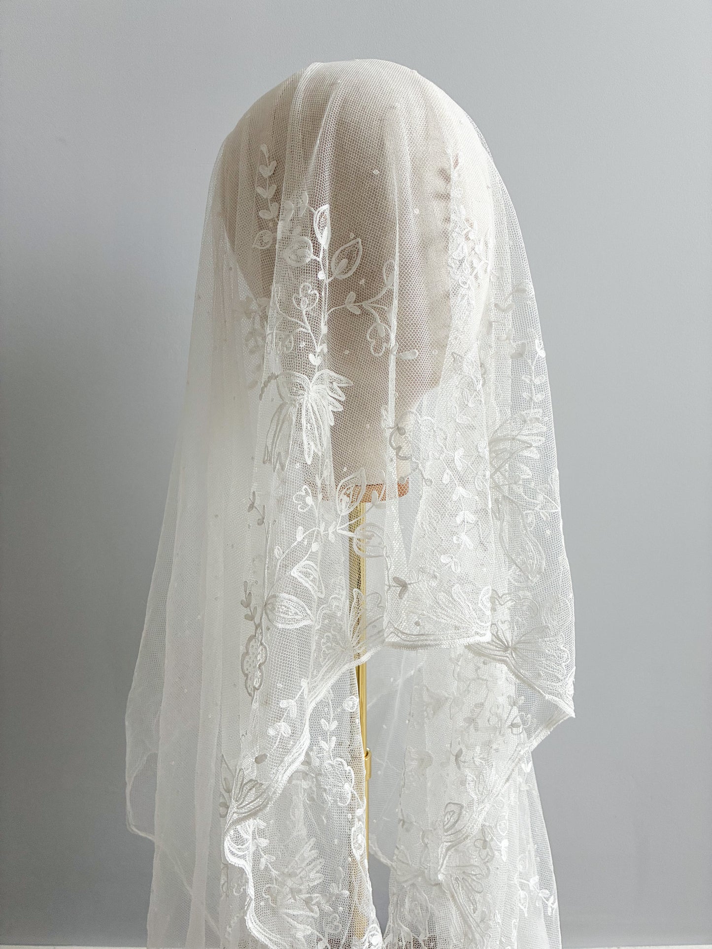 Antique Fingertip Veil In Spotted Floral Tambour Lace