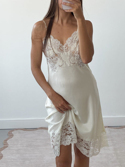 1940s Ivory Silky Slip With Intricate Lace Detail S M