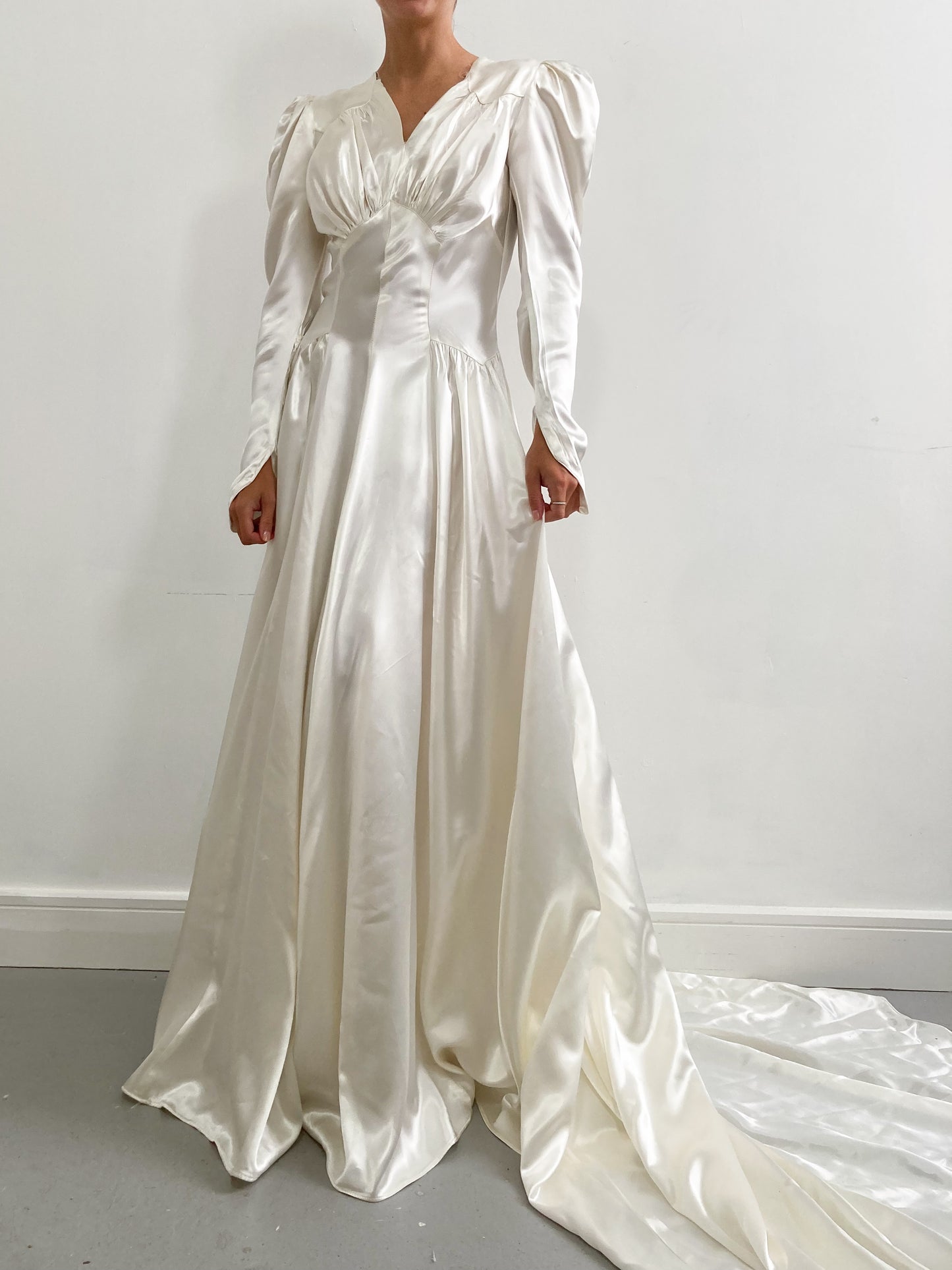 1940s Sweetheart Puff Sleeve Satin Wedding Gown with Train