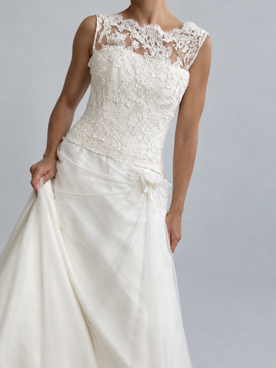 Vintage Designer Ritva Westenius Silk & Lace Wedding Dress With Two-Tier Veil S M
