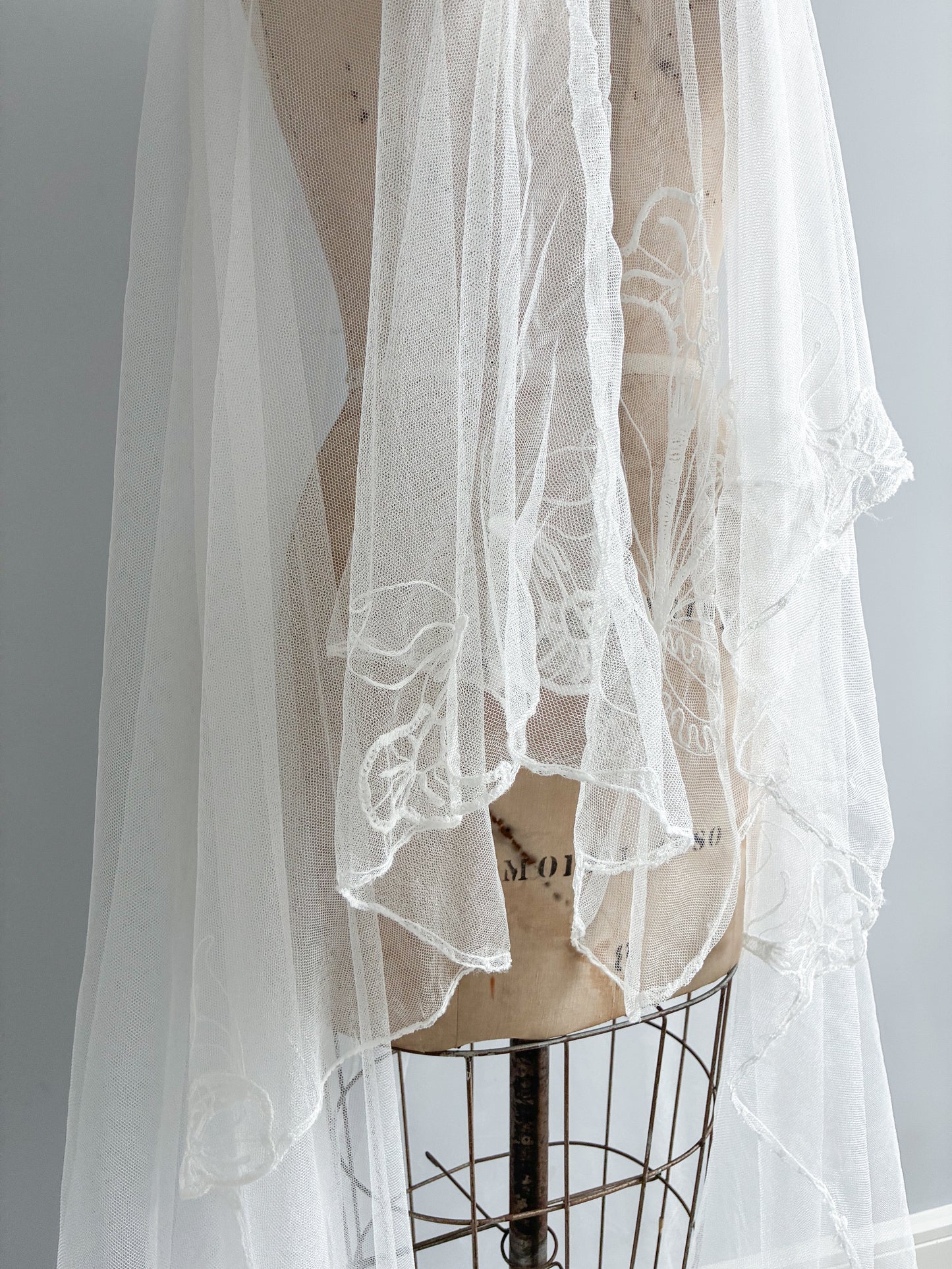 1940s Sheer Net Cathedral Veil With Calla Lily Motif
