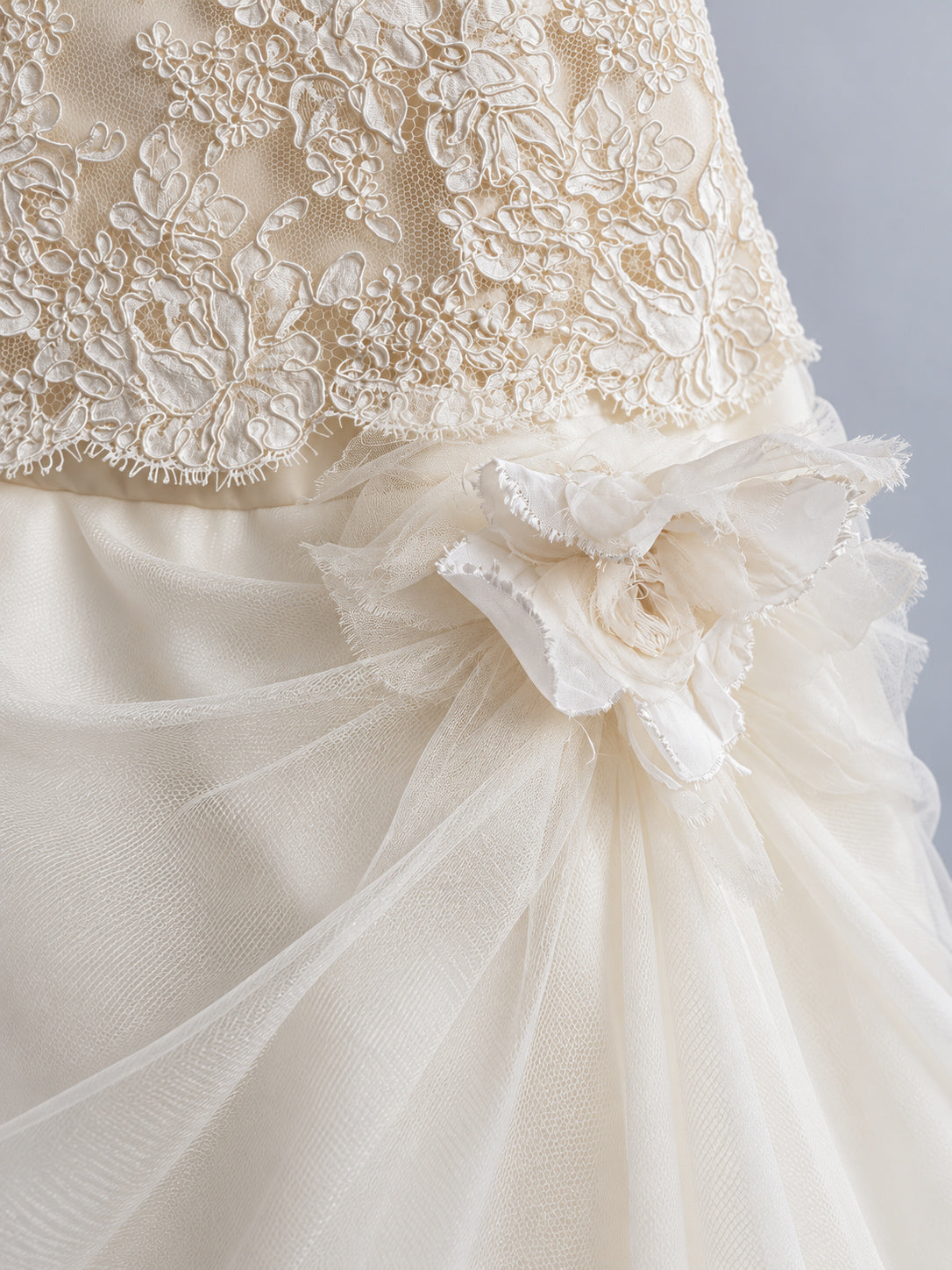 Vintage Designer Ritva Westenius Silk & Lace Wedding Dress With Two-Tier Veil S M