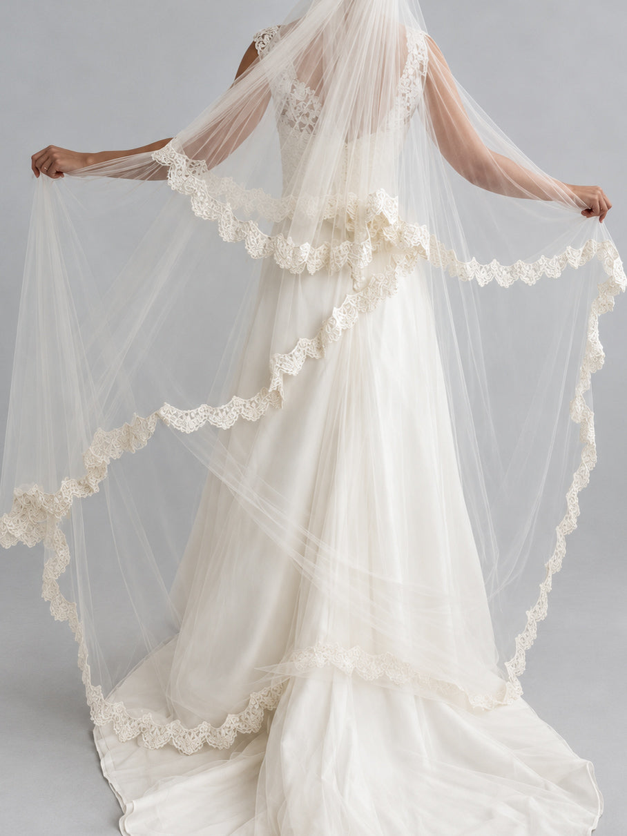 Vintage Designer Ritva Westenius Silk & Lace Wedding Dress With Two-Tier Veil S M