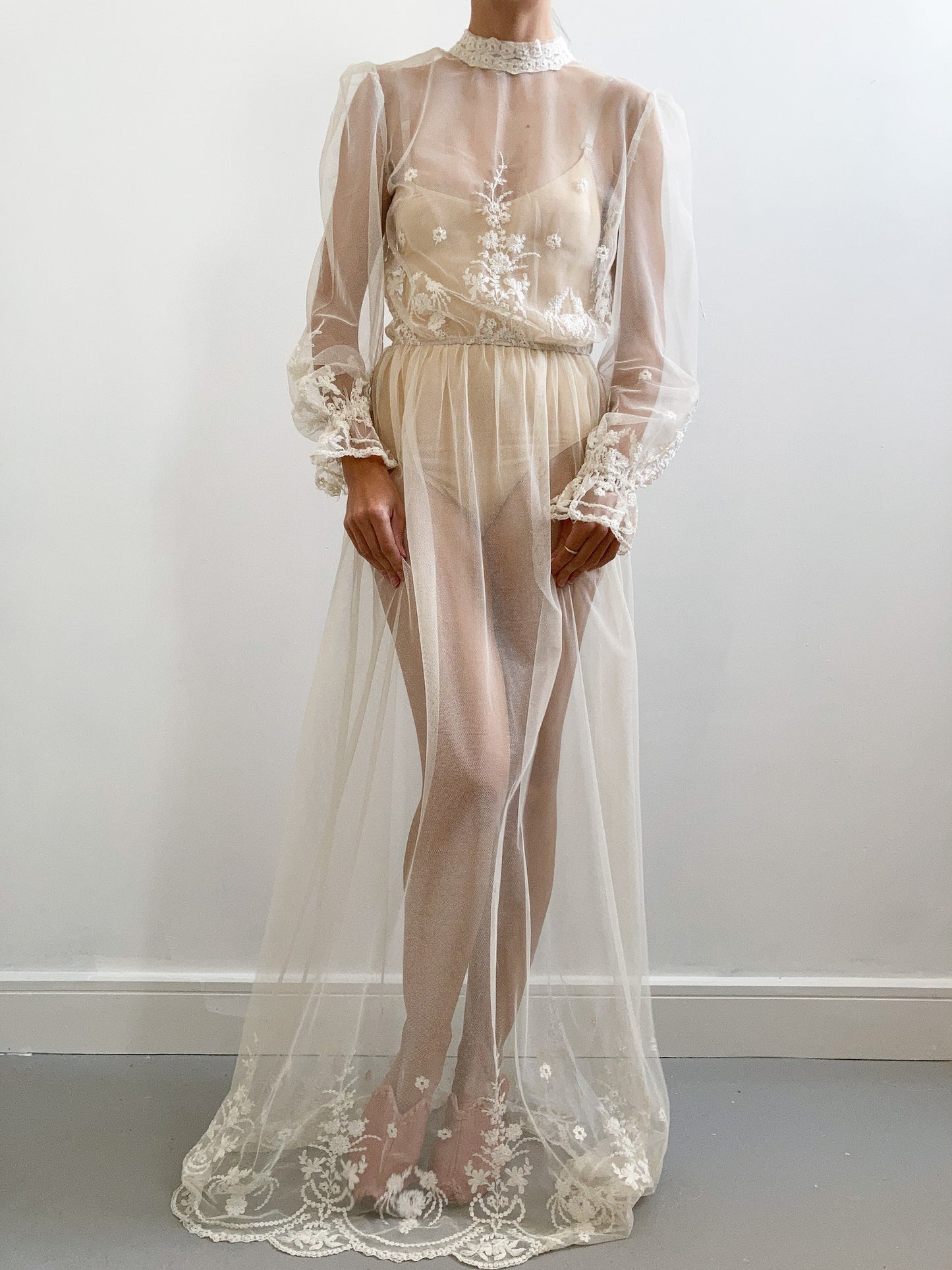 Vintage Sheer Net Wedding Dress with Flower Embroidery