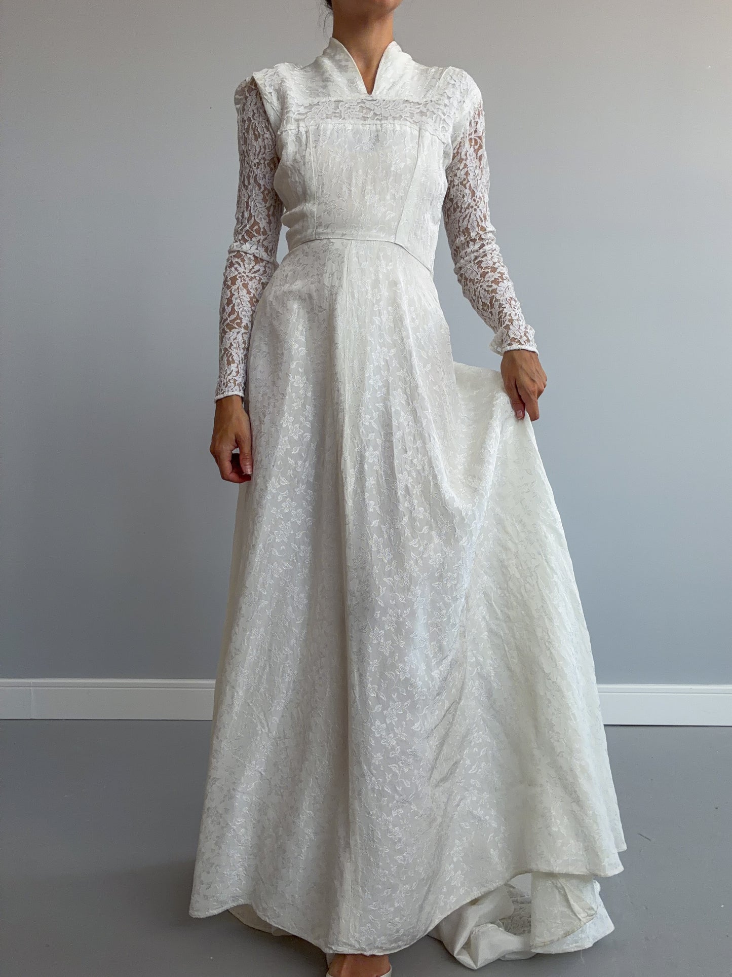 1940s Ivory Jacquard And Lace Dress With Puddle Train