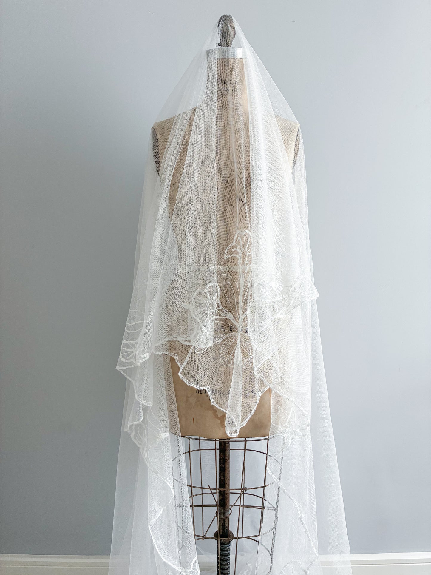 1940s Sheer Net Cathedral Veil With Calla Lily Motif