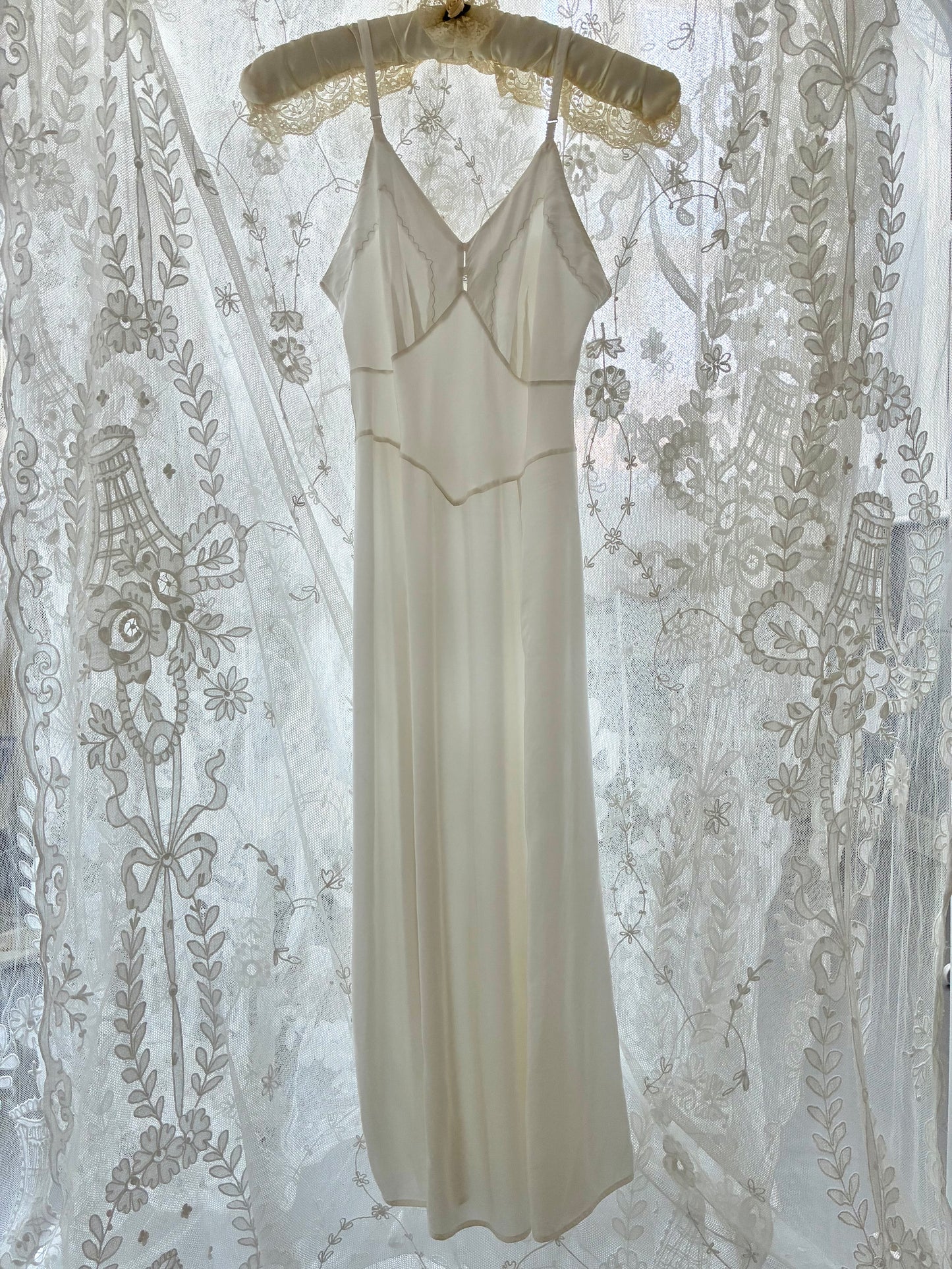 1930s Milky White Satin Slip with Delicate Embroidery S