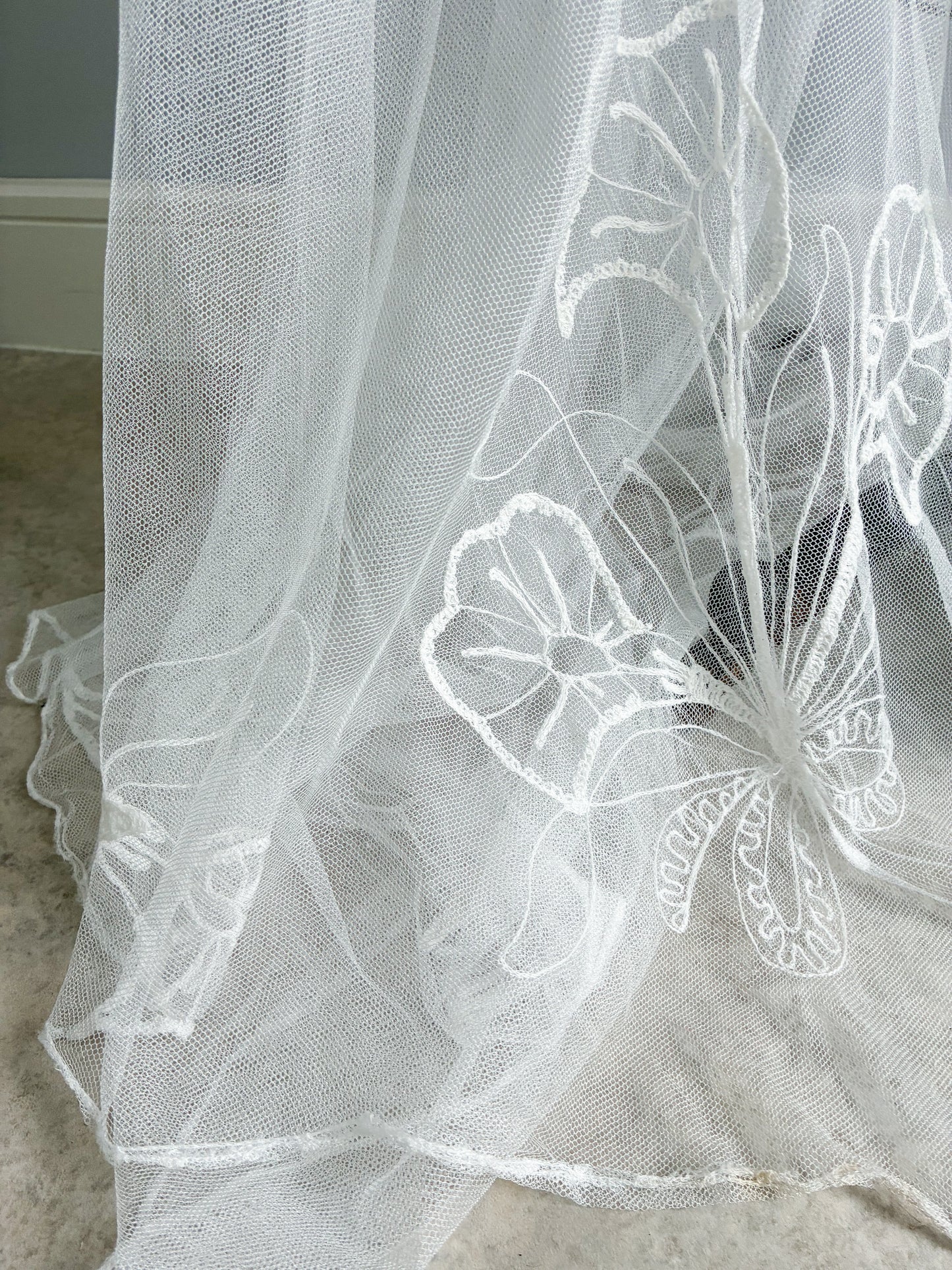 1940s Sheer Net Cathedral Veil With Calla Lily Motif