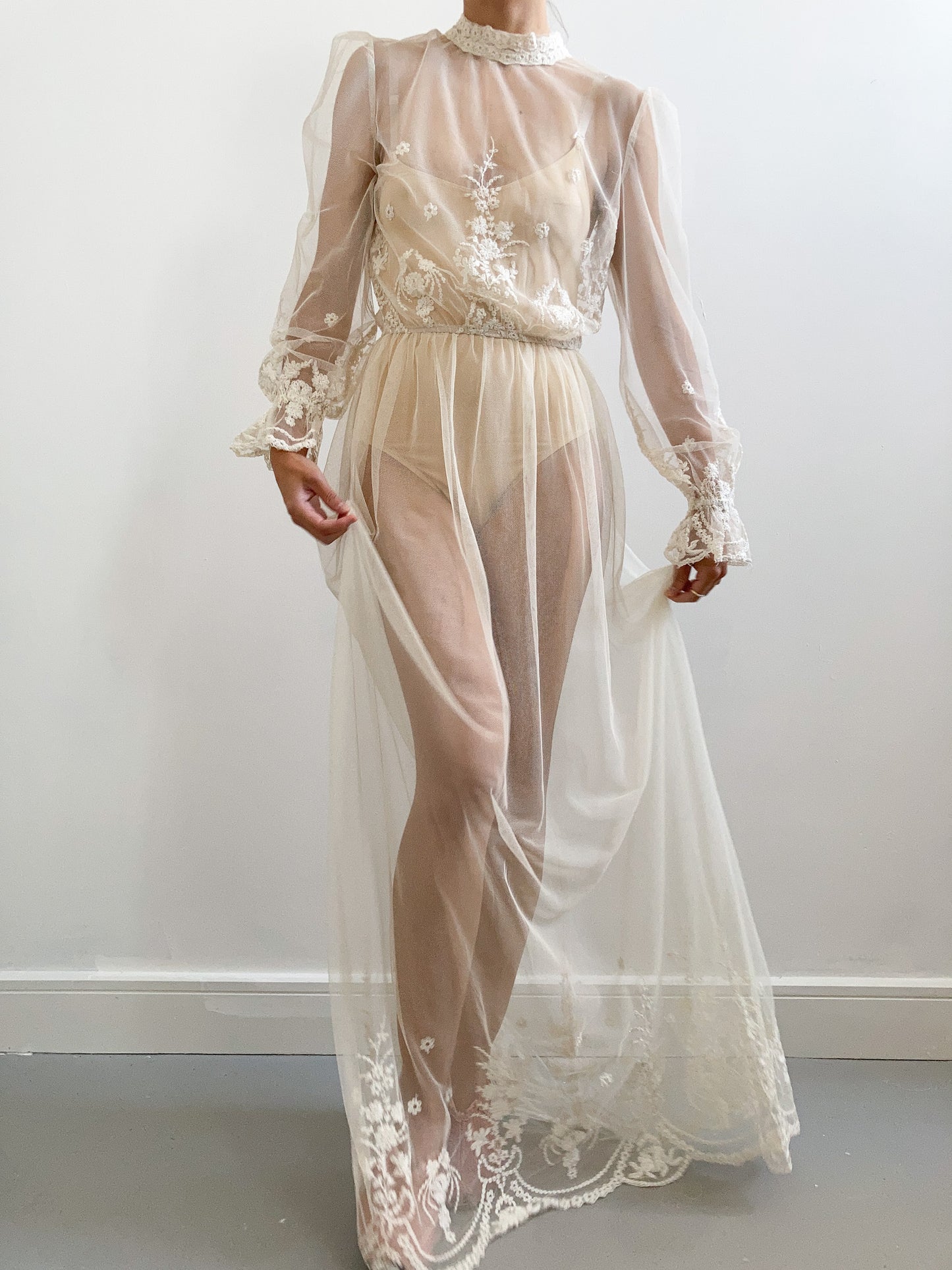 Vintage Sheer Net Wedding Dress with Flower Embroidery