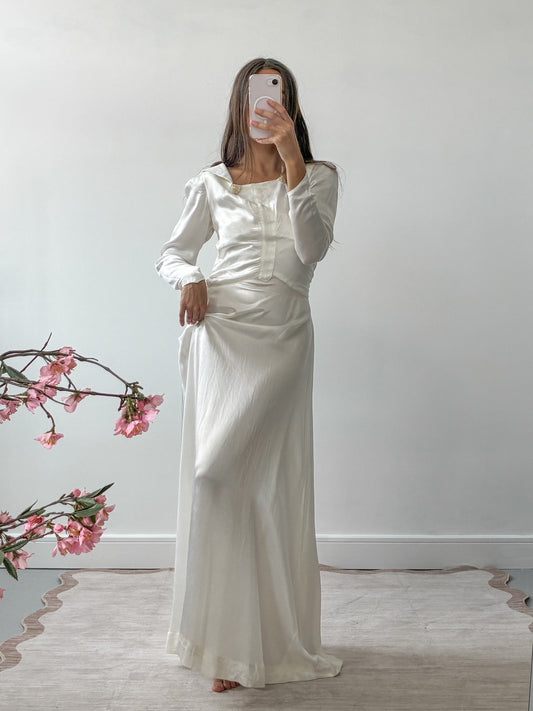 vintage silk wedding dresses French Halter Duchess Satin Dress Make sure you order swatches and check color charts firstly if you arent sure that is what you want.Please be aware that slight color aberration of the dress and the color shown on screen is unavoidable because of many factors such as brightness of your monitor and light brightness 1930's inspired, silk, bias cut,