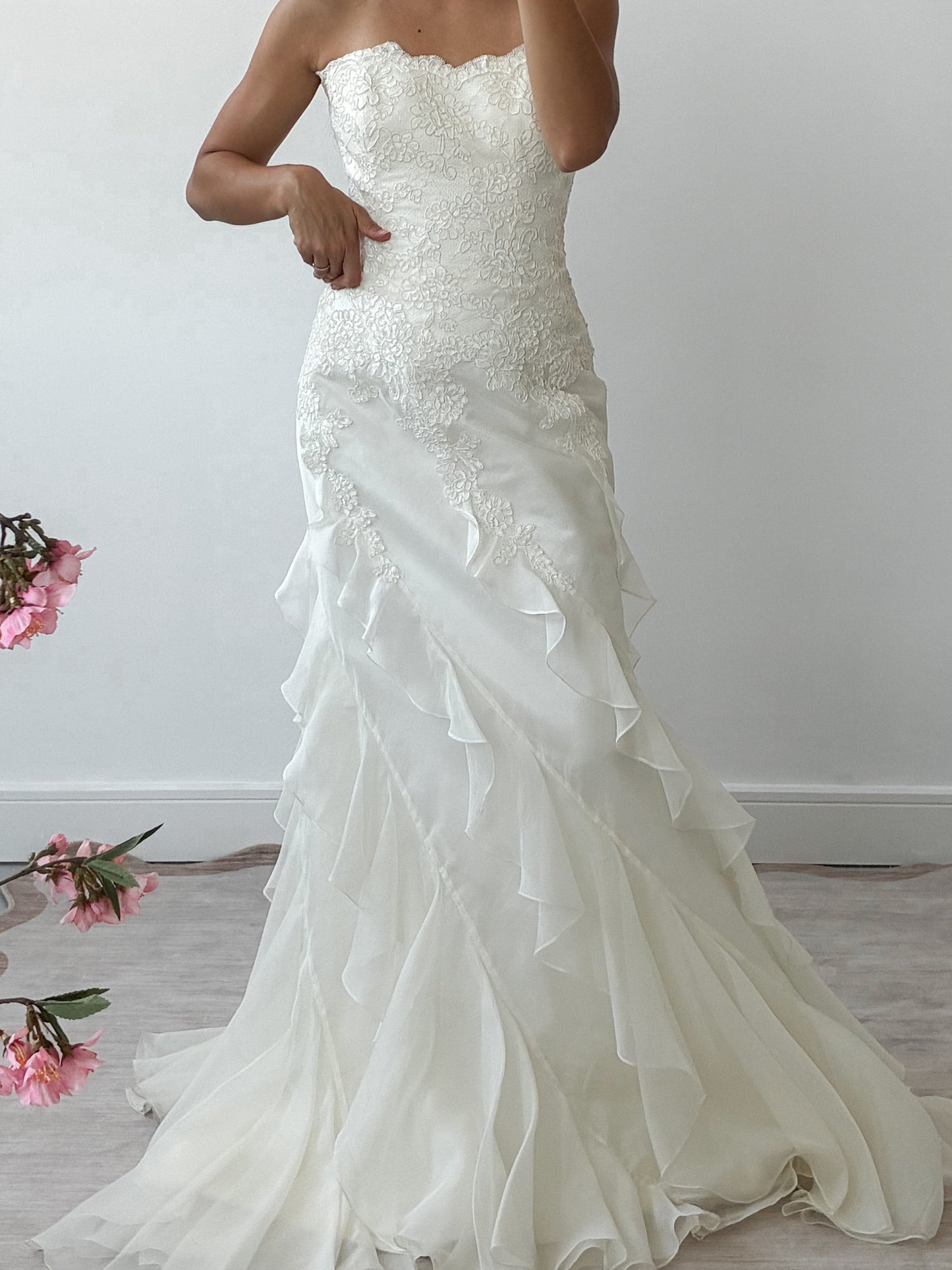 1990s Strapless Ivory Wedding Gown With Silk Lace Bodice & Ruffled Organza Skirt S M