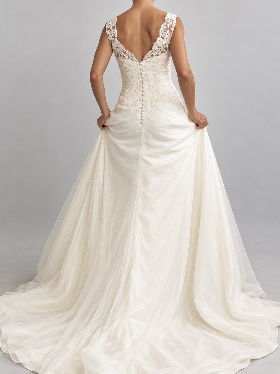 Vintage Designer Ritva Westenius Silk & Lace Wedding Dress With Two-Tier Veil S M