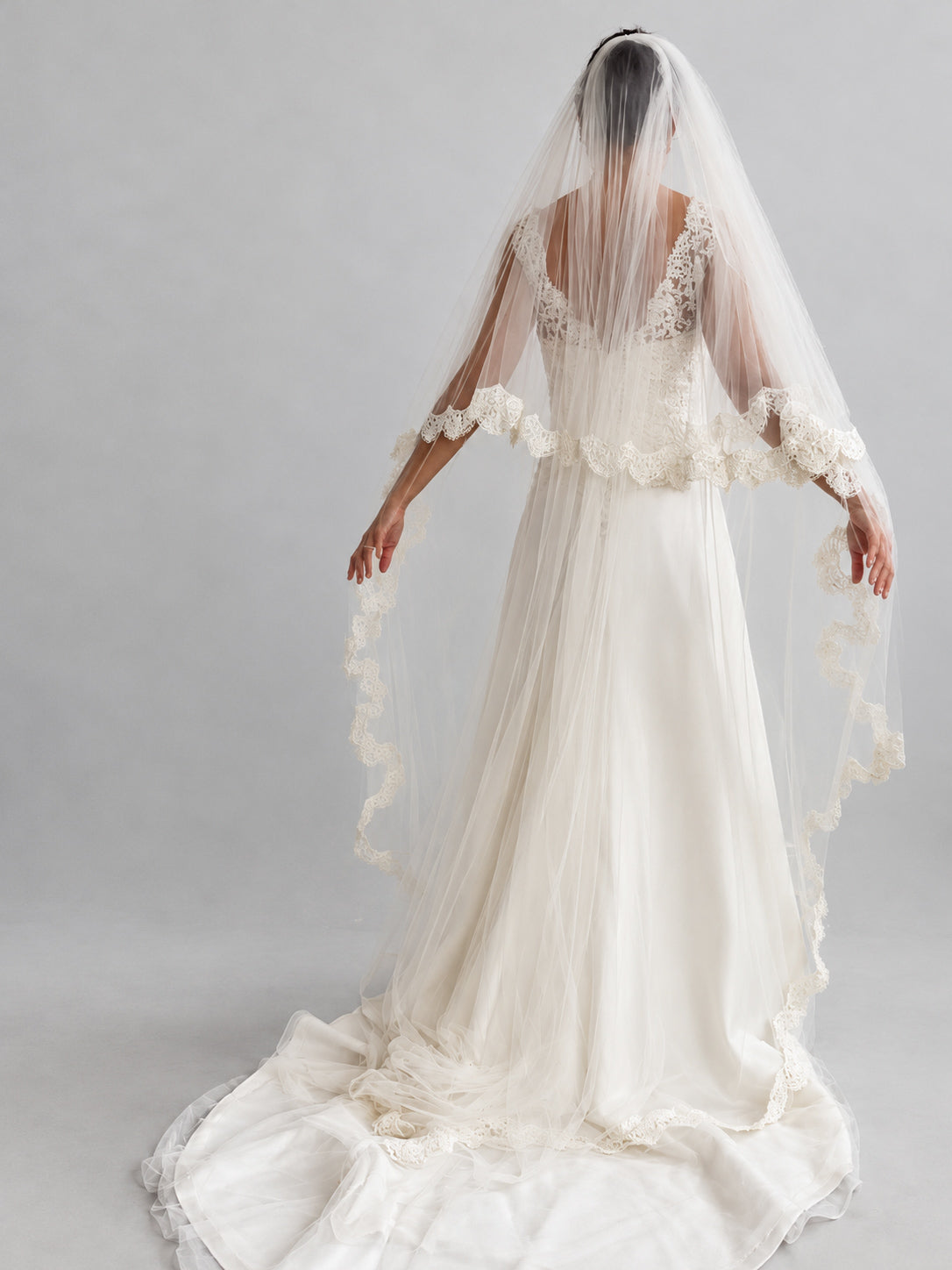 Vintage Designer Ritva Westenius Silk & Lace Wedding Dress With Two-Tier Veil S M
