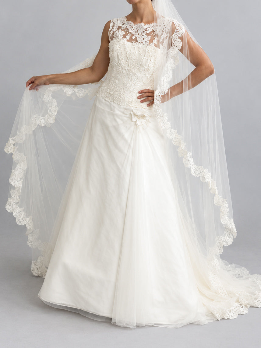 Vintage Designer Ritva Westenius Silk & Lace Wedding Dress With Two-Tier Veil S M