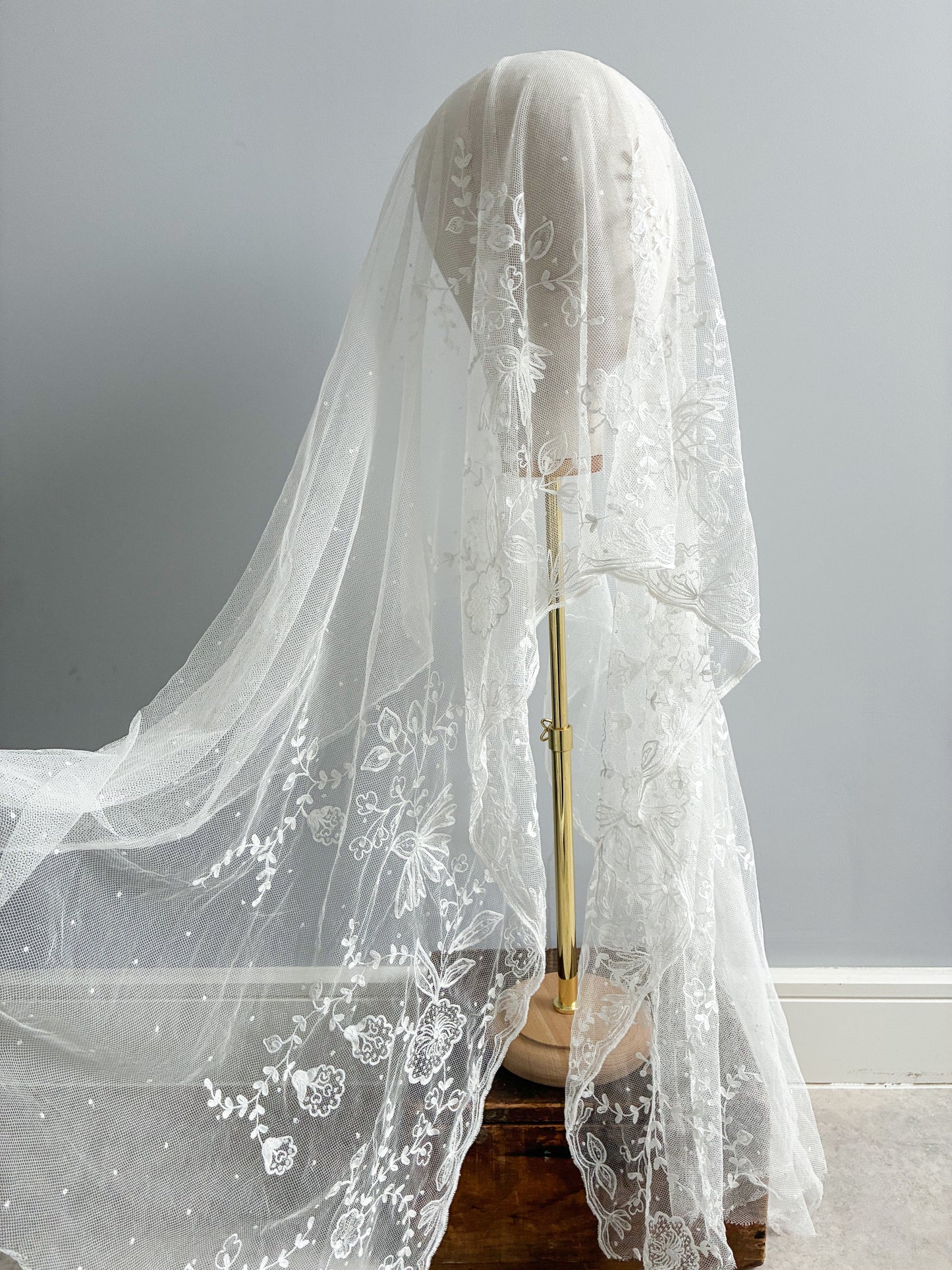 Antique Fingertip Veil In Spotted Floral Tambour Lace