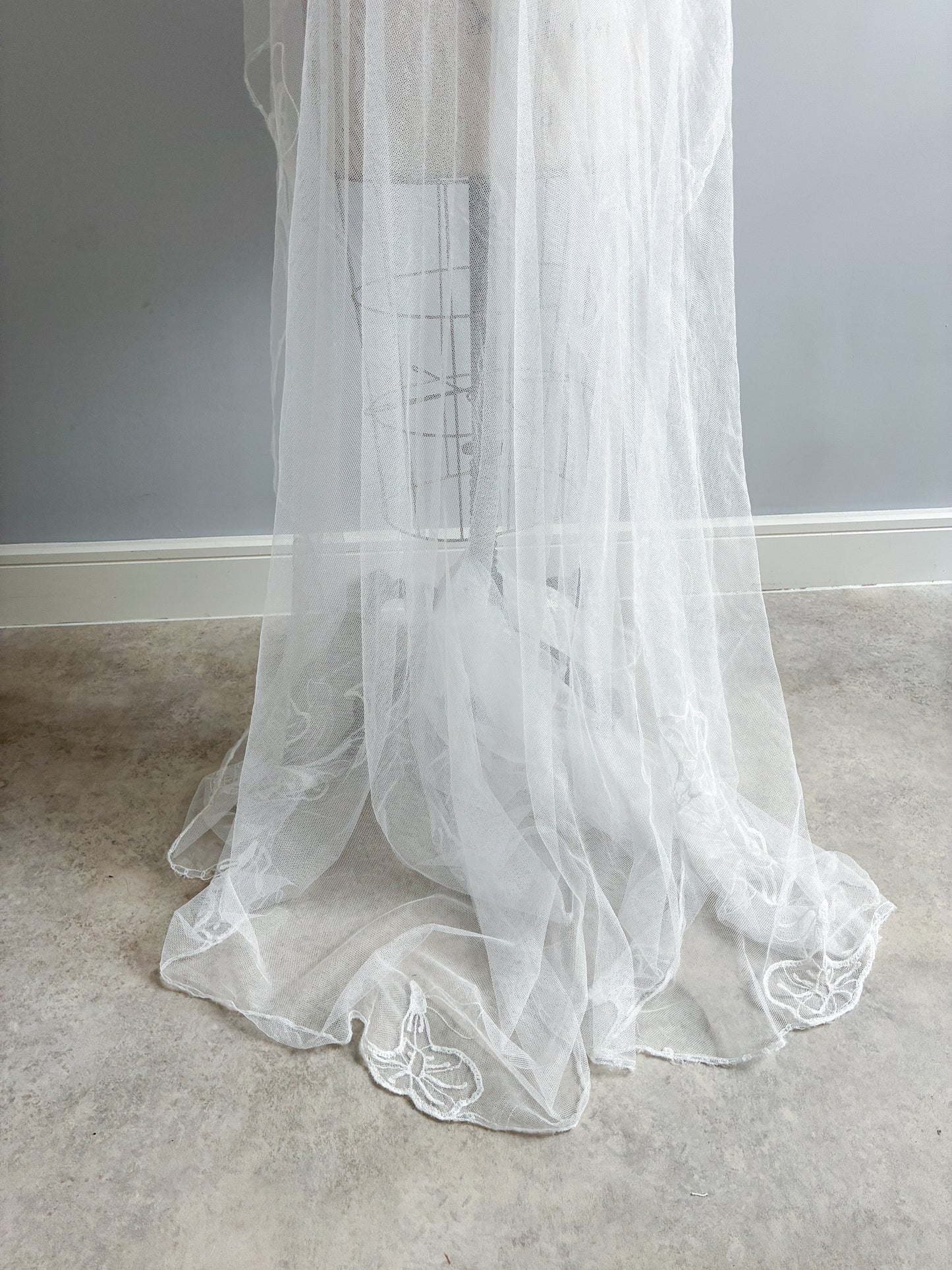 1940s Sheer Net Cathedral Veil With Calla Lily Motif
