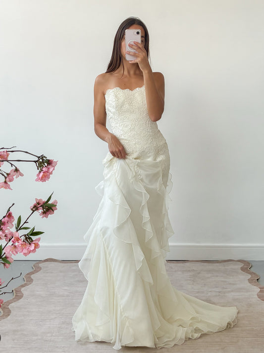 1990s Strapless Ivory Wedding Gown With Silk Lace Bodice & Ruffled Organza Skirt M
