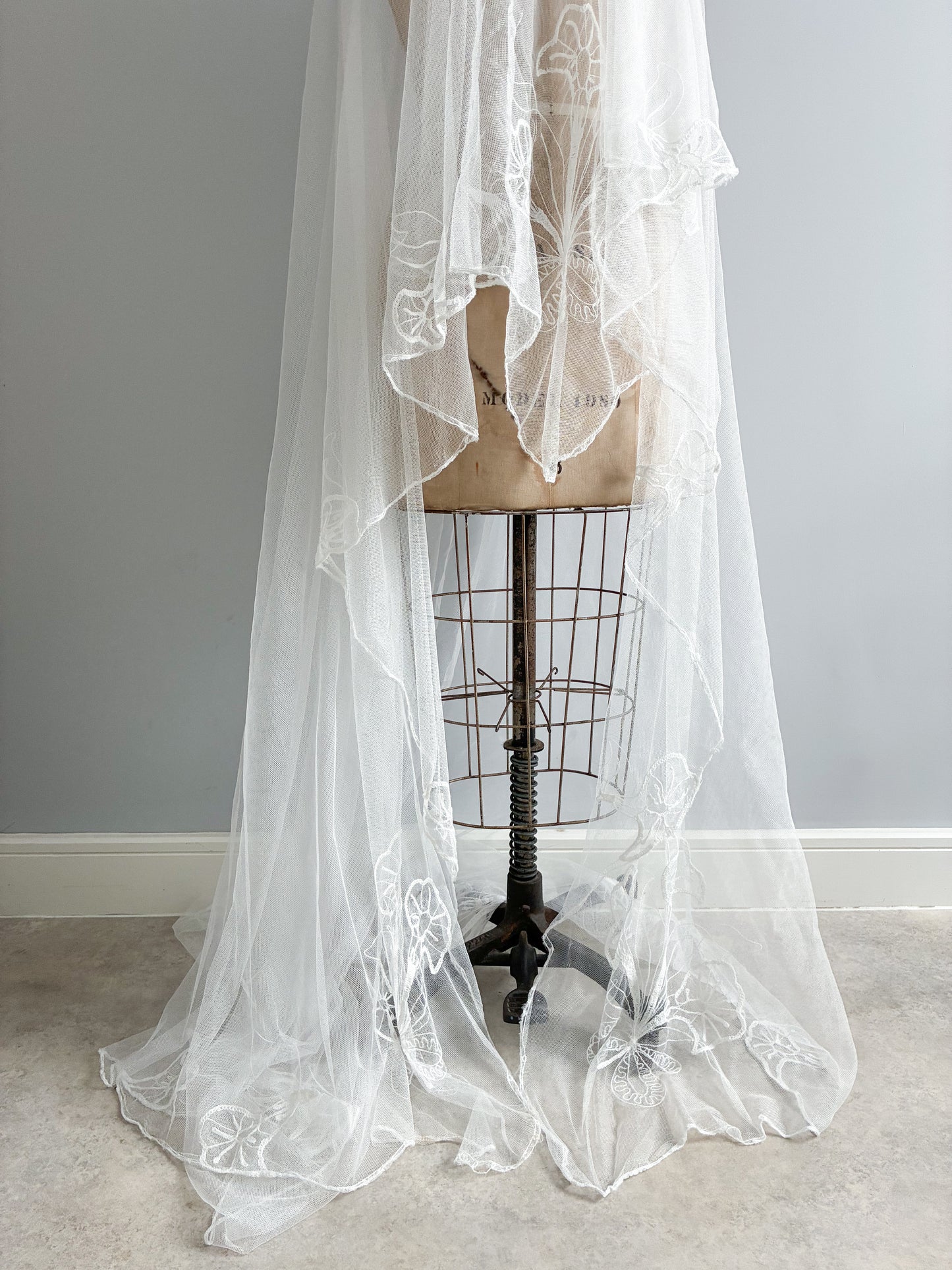 1940s Sheer Net Cathedral Veil With Calla Lily Motif