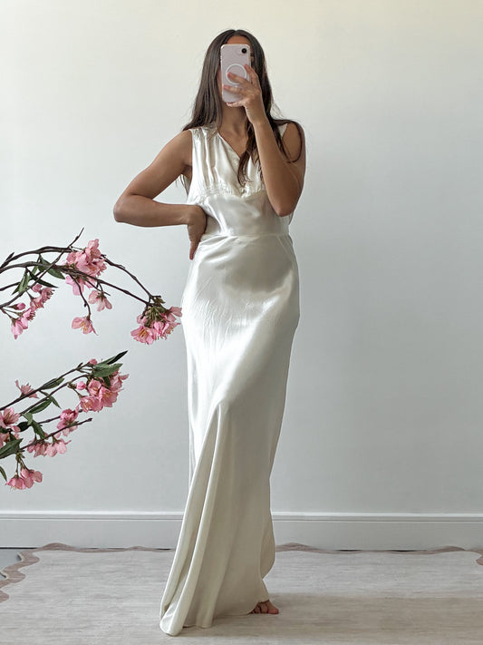 vintage silk wedding dresses 1990s gown with flowers , Unfortunately this dress has already sold, but I will be listing similar in the future , If you are looking for a dress, send me a message to Cathedral/ Royal Train Vintage Sheath Silk Wedding Dress