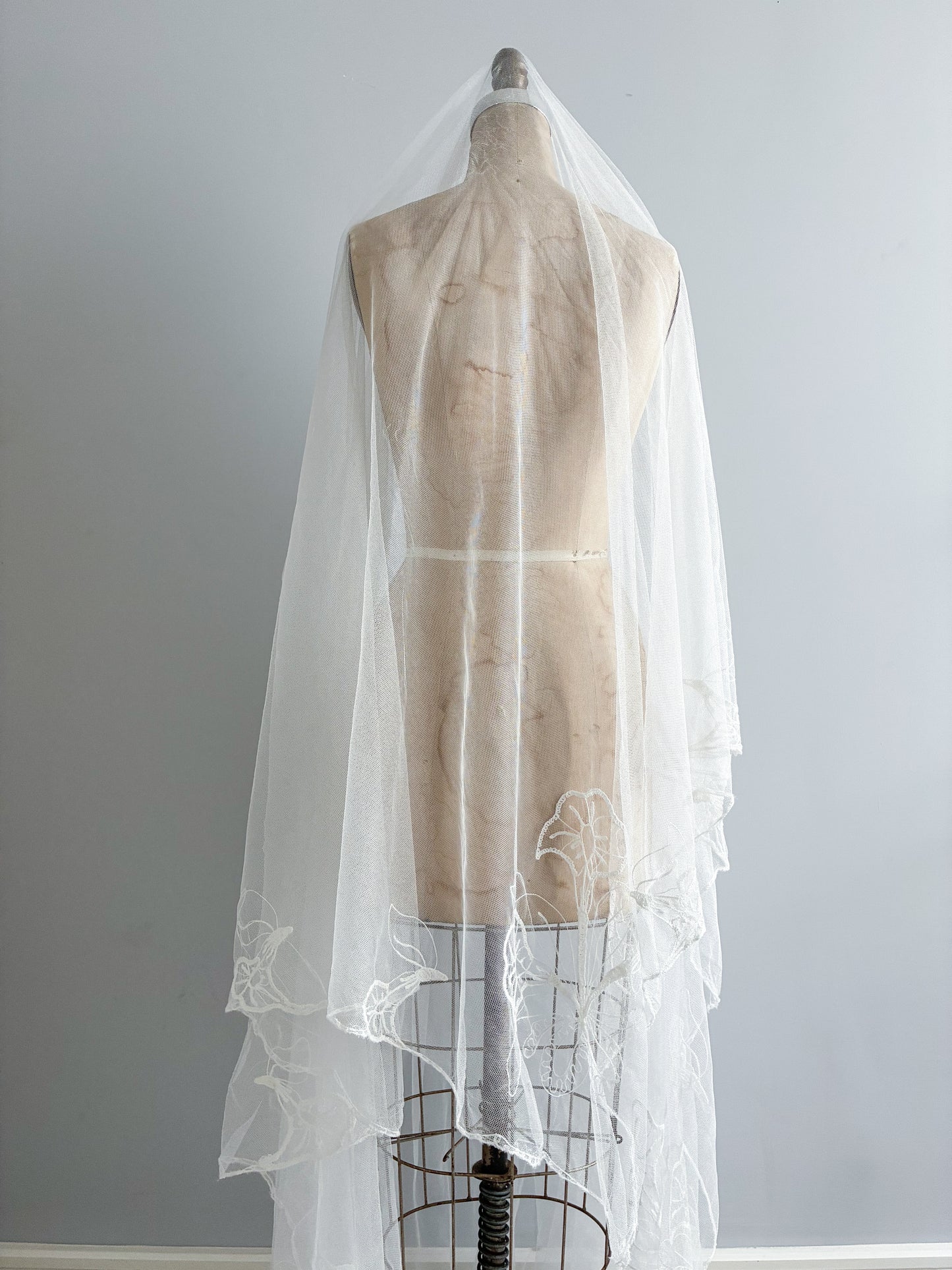 1940s Sheer Net Cathedral Veil With Calla Lily Motif