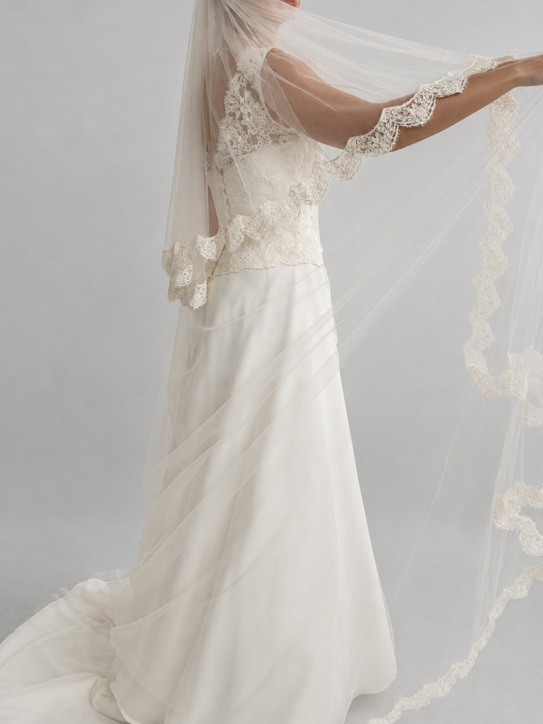 Vintage Designer Ritva Westenius Silk & Lace Wedding Dress With Two-Tier Veil S M