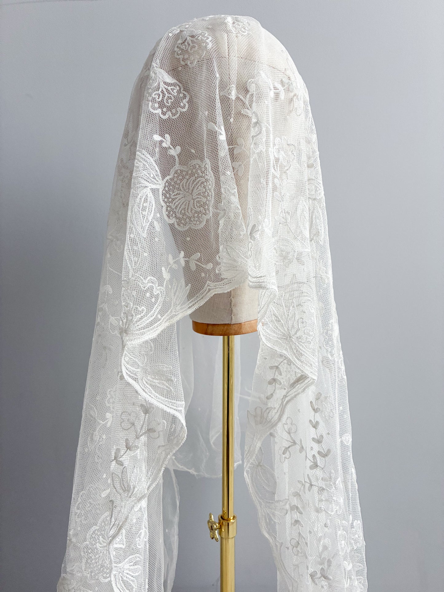 Antique Fingertip Veil In Spotted Floral Tambour Lace