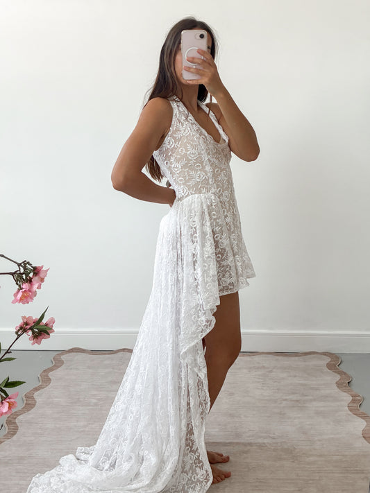 1940s Reimagined High-Low Floral Lace Dress With Net Veil Train M L