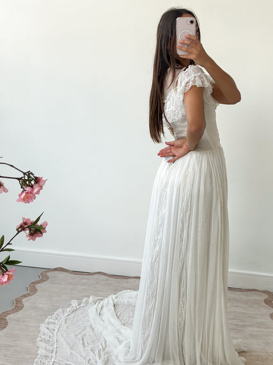 1940s Ivory Tulle Wedding Dress With Ruffle Neck And Cathedral Train