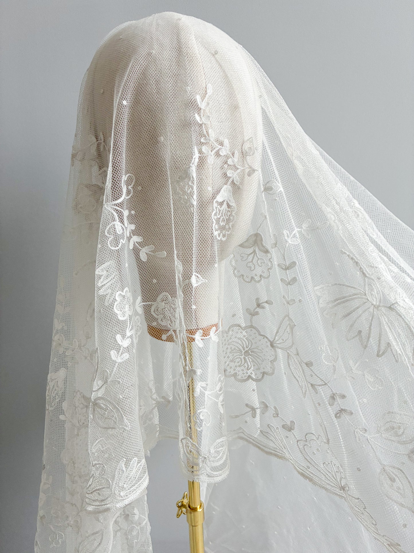 Antique Fingertip Veil In Spotted Floral Tambour Lace