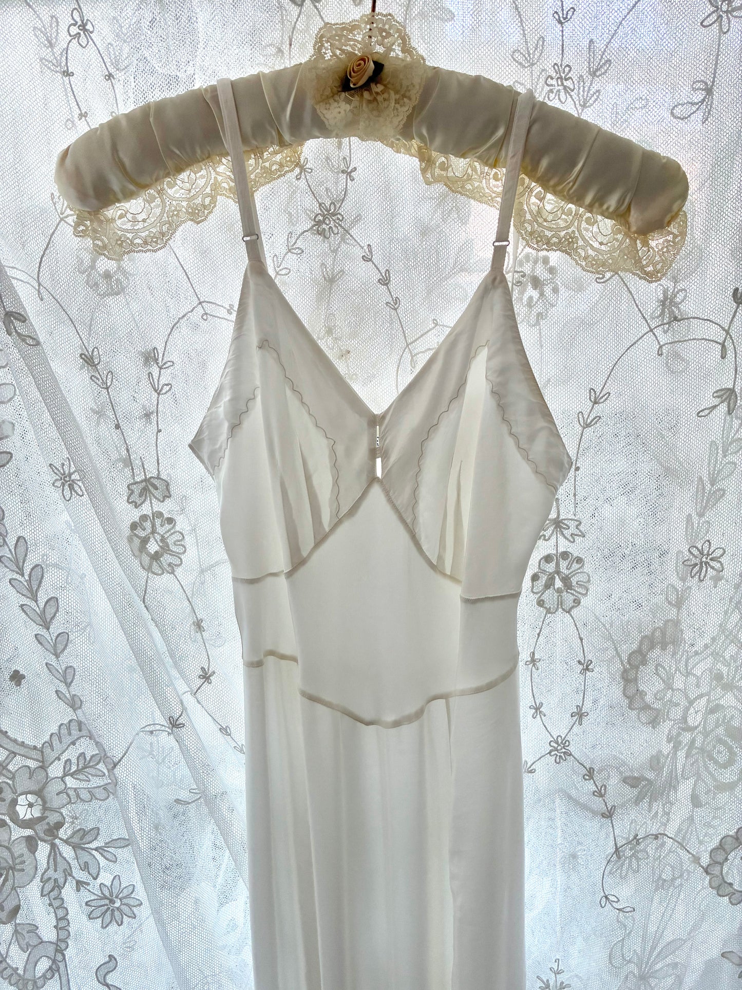 1930s Milky White Satin Slip with Delicate Embroidery S